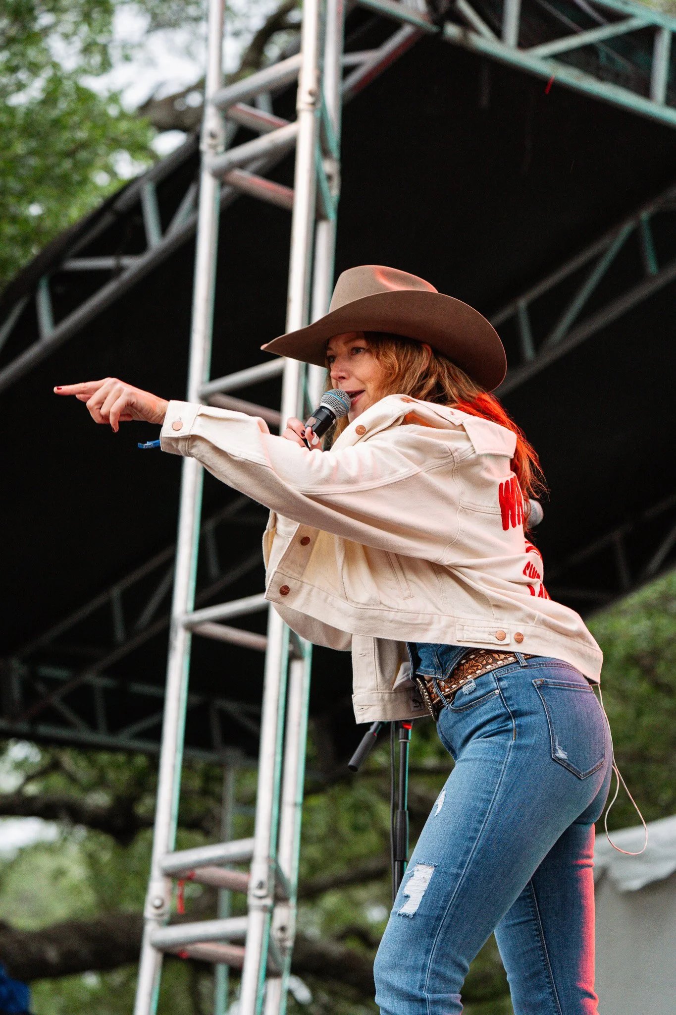  Kaitlyn Butts’ Hoedown begins with a cover of Shania Twain’s “Any Man of Mine,” but is quickly shut down due to lightning in the area. 