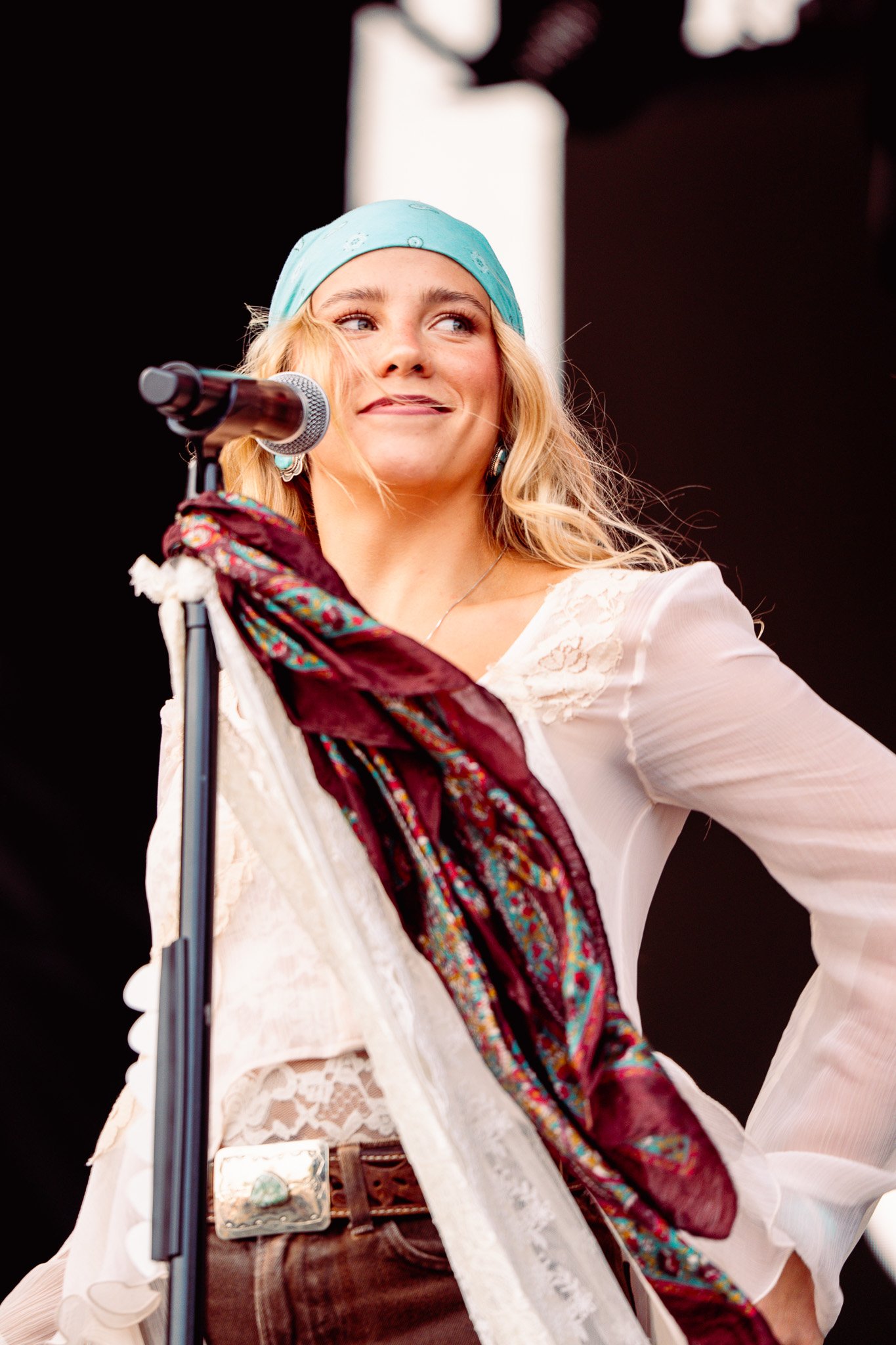  Country singer Avery Anna covers Taylor Swift’s “Love Story” to a lively crowd. 