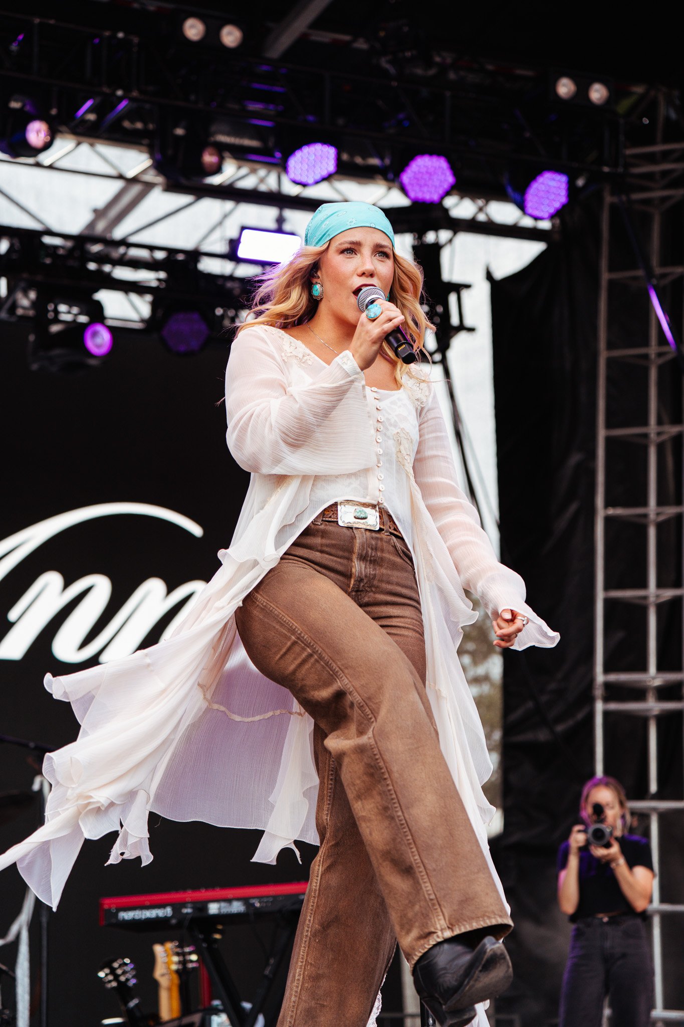  Country singer Avery Anna covers Taylor Swift’s “Love Story” to a lively crowd. 