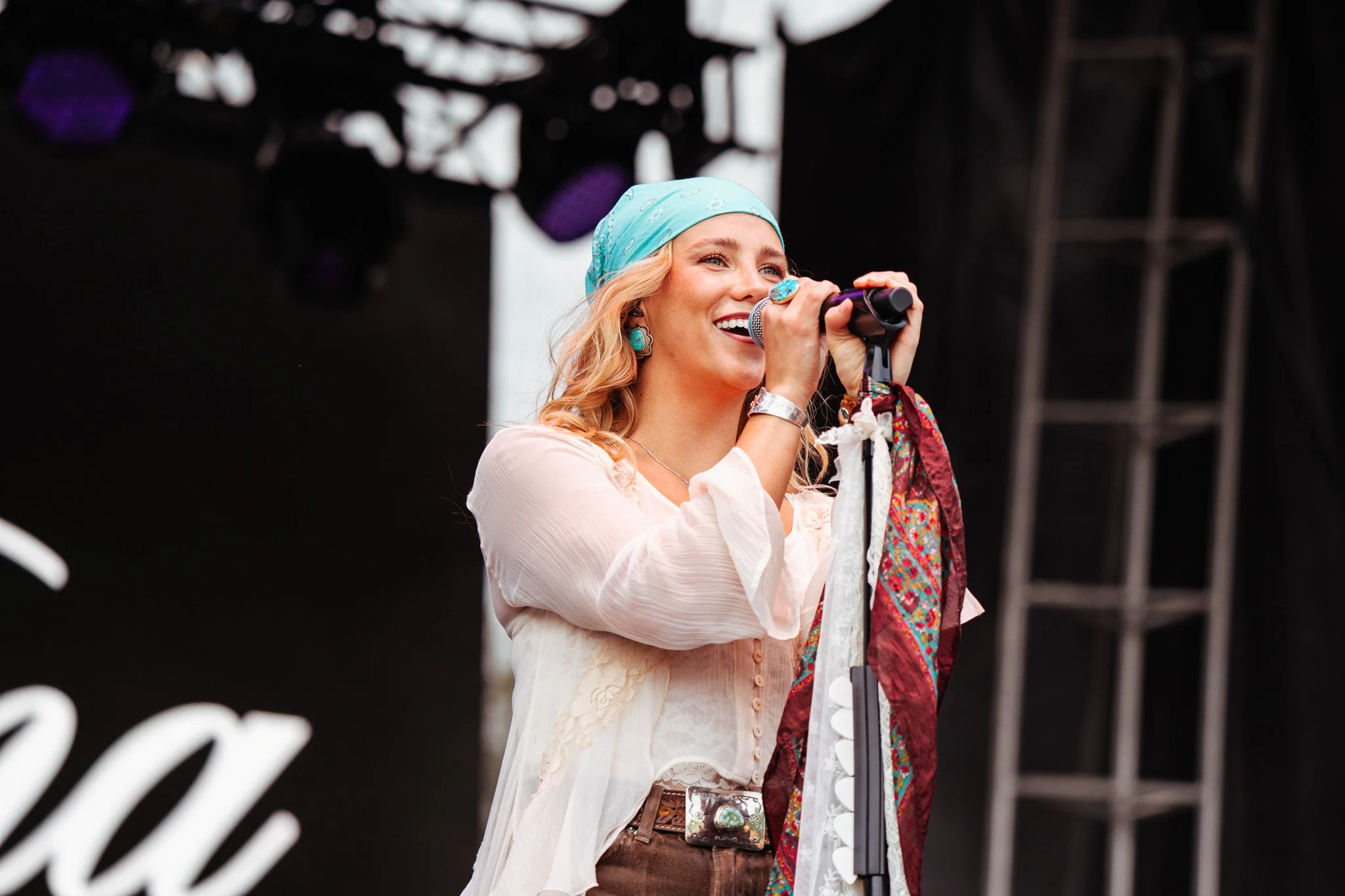  Country singer Avery Anna covers Taylor Swift’s “Love Story” to a lively crowd. 