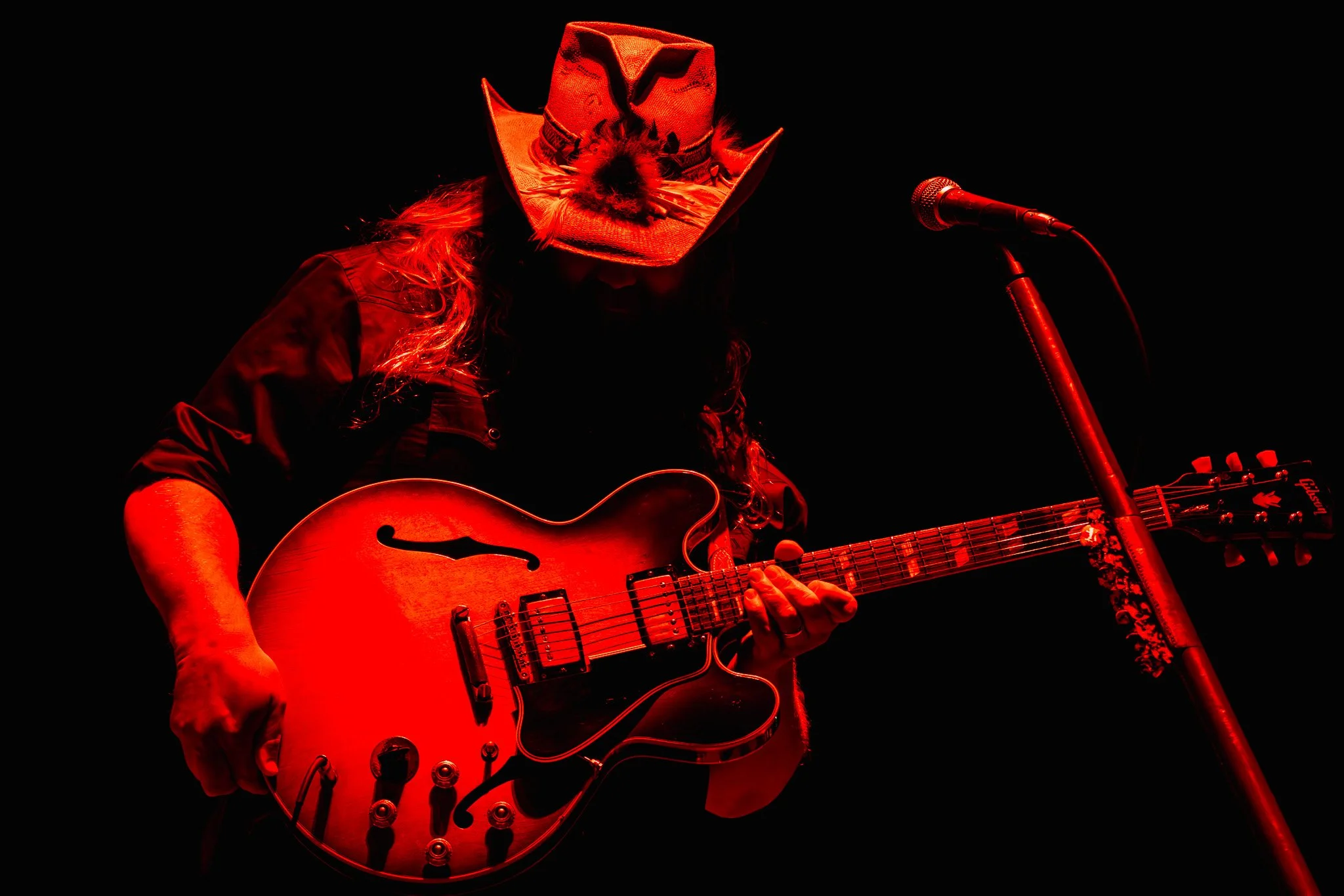  Chris Stapleton headlines the Big River stage and a crowd of thousands. He opens with “Bad As I Used To Be” and mentions his gratitude to fans. 
