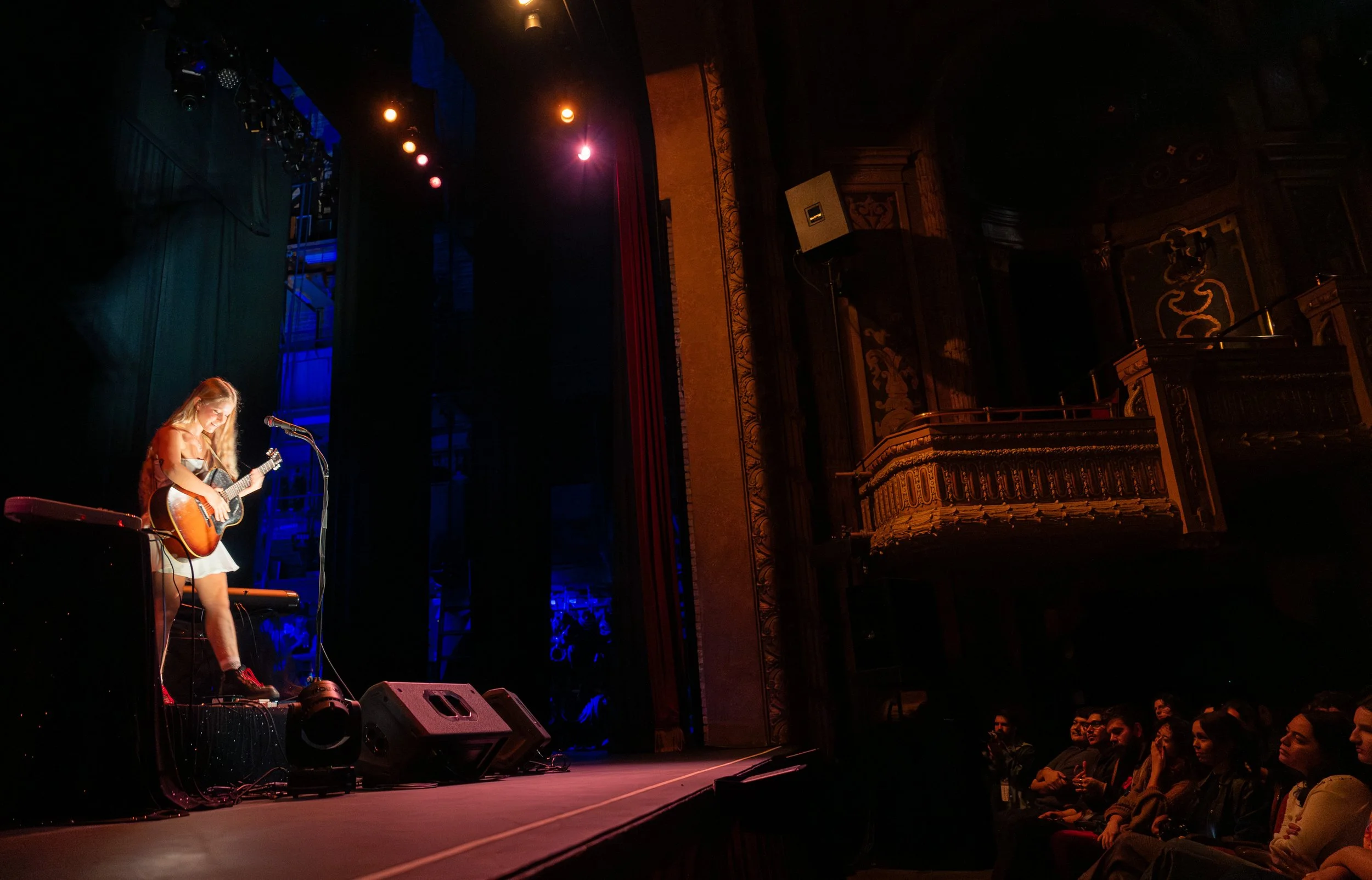  The crowd watches as Lou prepares to perform “Sailor.” 