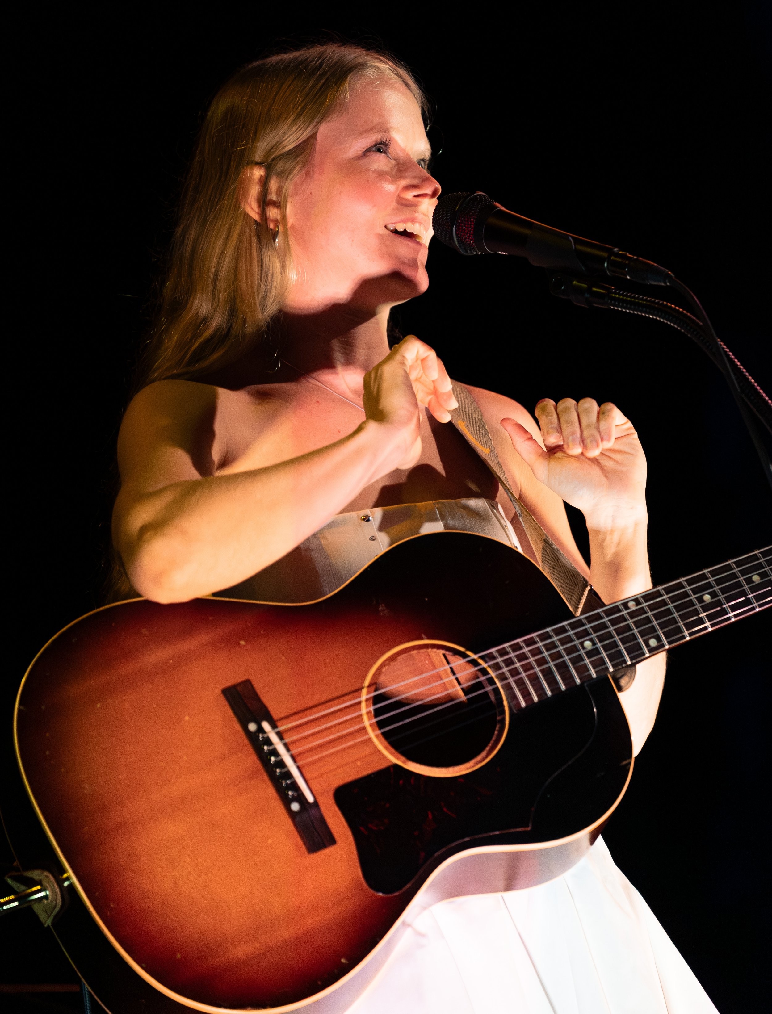  Lou smiles as she speaks to the crowd about her new album  Oblivion  and her intimate ‘Oblivion North American’ tour. 