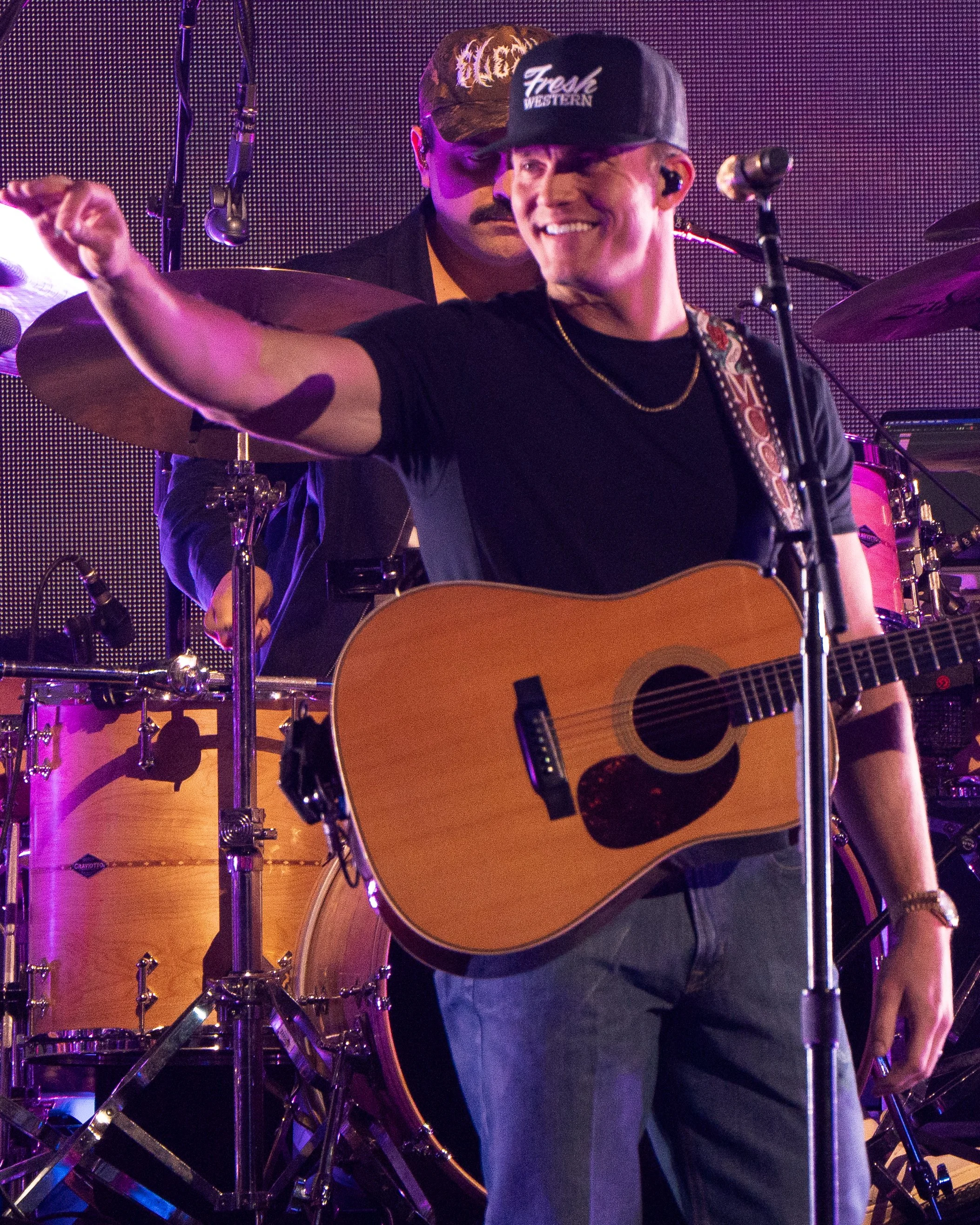  The gold chain cowboy, Parker McCollum, performs the deeply personal “What Kinda Man.” 