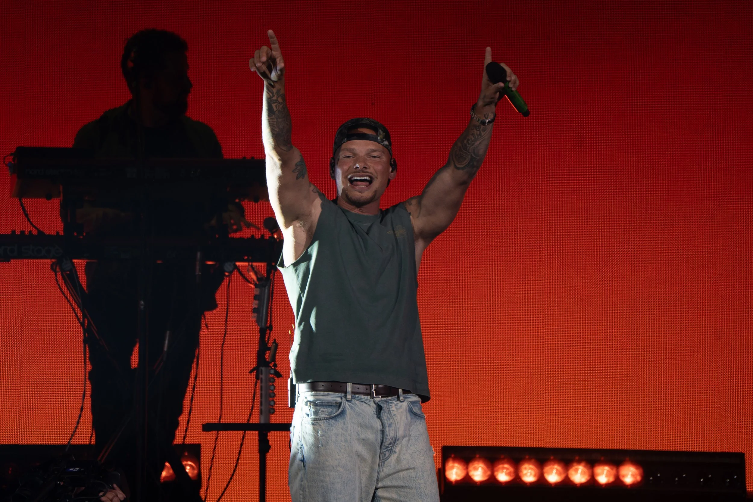  Kane Brown is all smiles as he performs “Like I Love Country Music,” acknowledging the legends that came before him. 