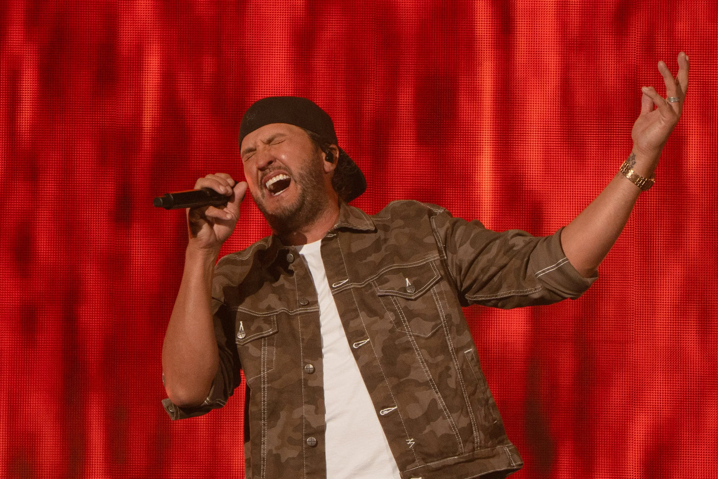  Luke Bryan delivers a high-pitch performance of smash-hit “That’s My Kinda Night.” 