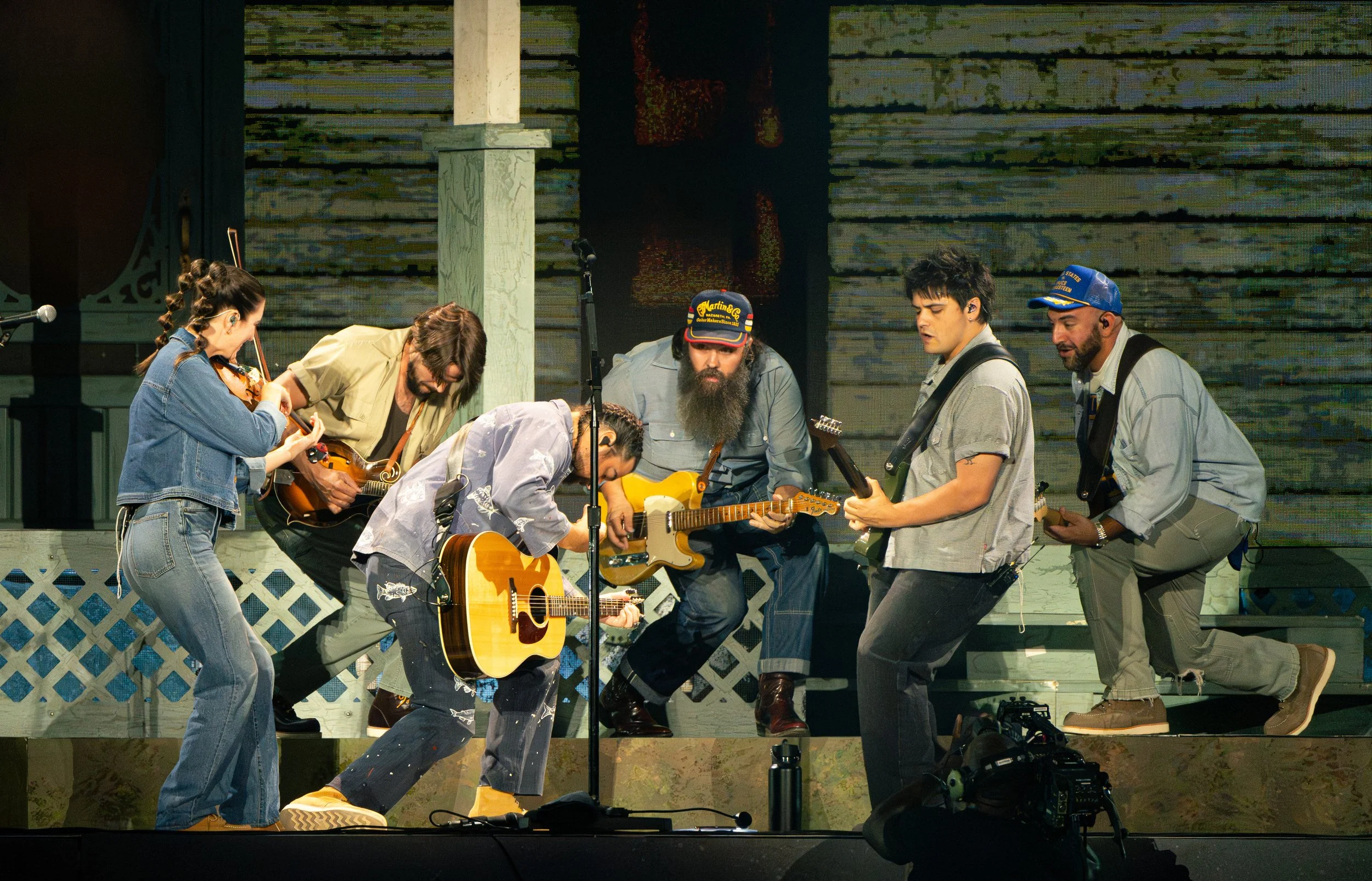  Kahan’s band comes together to rock out during the bridge of “Doors.” 