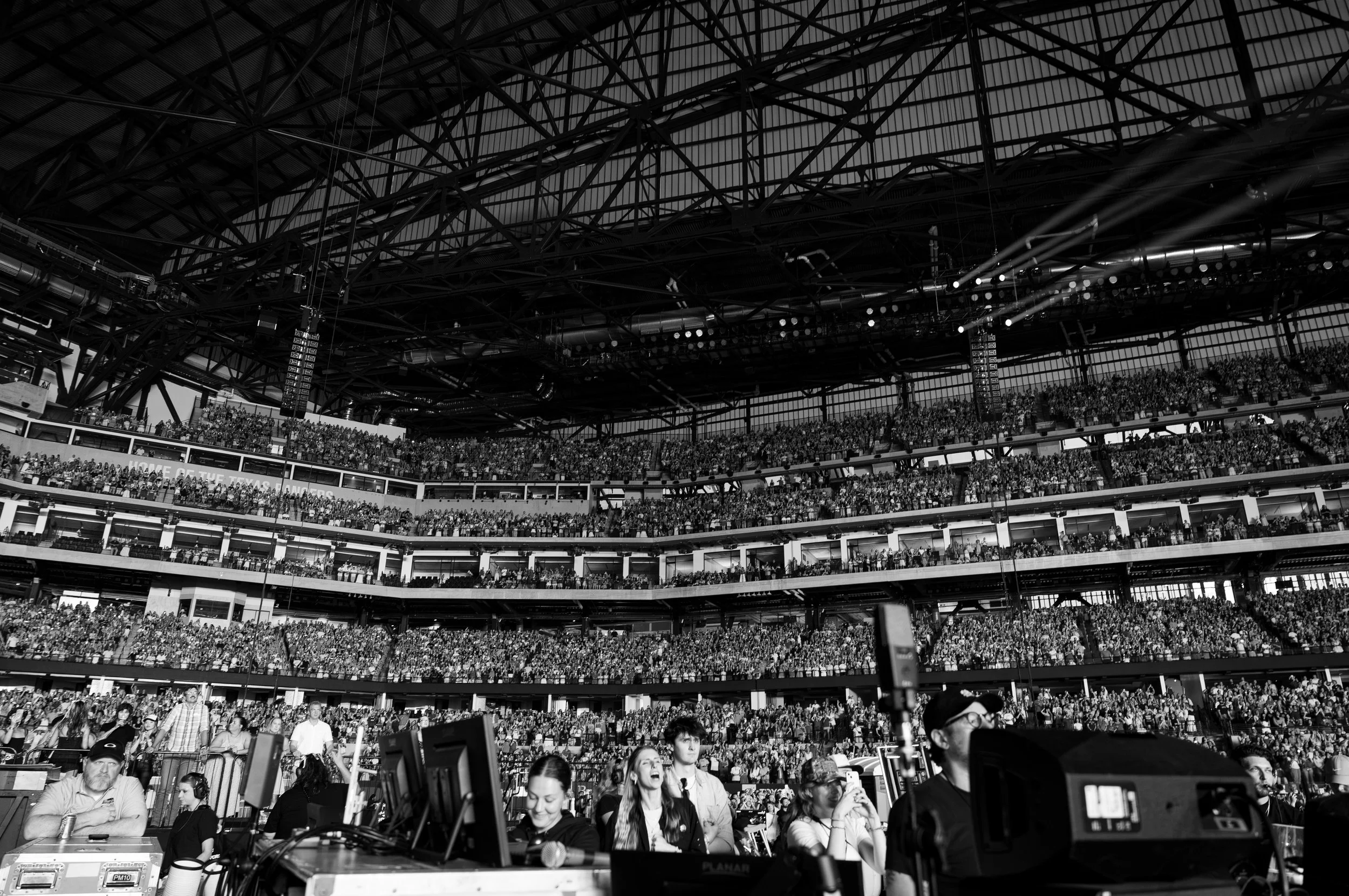  More than 40,000 fans fill Globe Life Field as Kahan performs “All My Love” at his only Texas stop of the ‘Great Divide' tour. 
