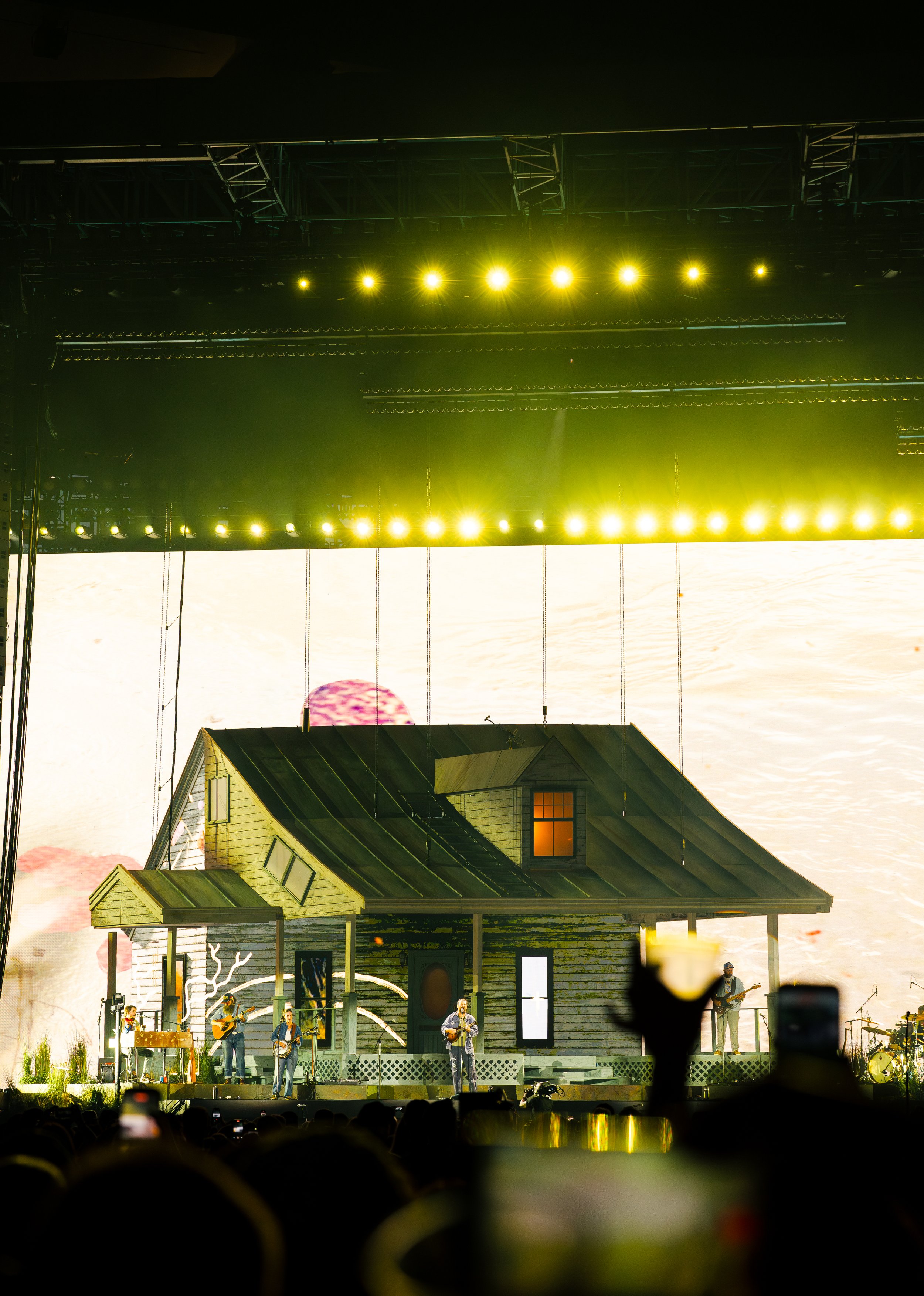  More than 40,000 fans fill Globe Life Field as Kahan performs “All My Love” at his only Texas stop of the ‘Great Divide' tour. 