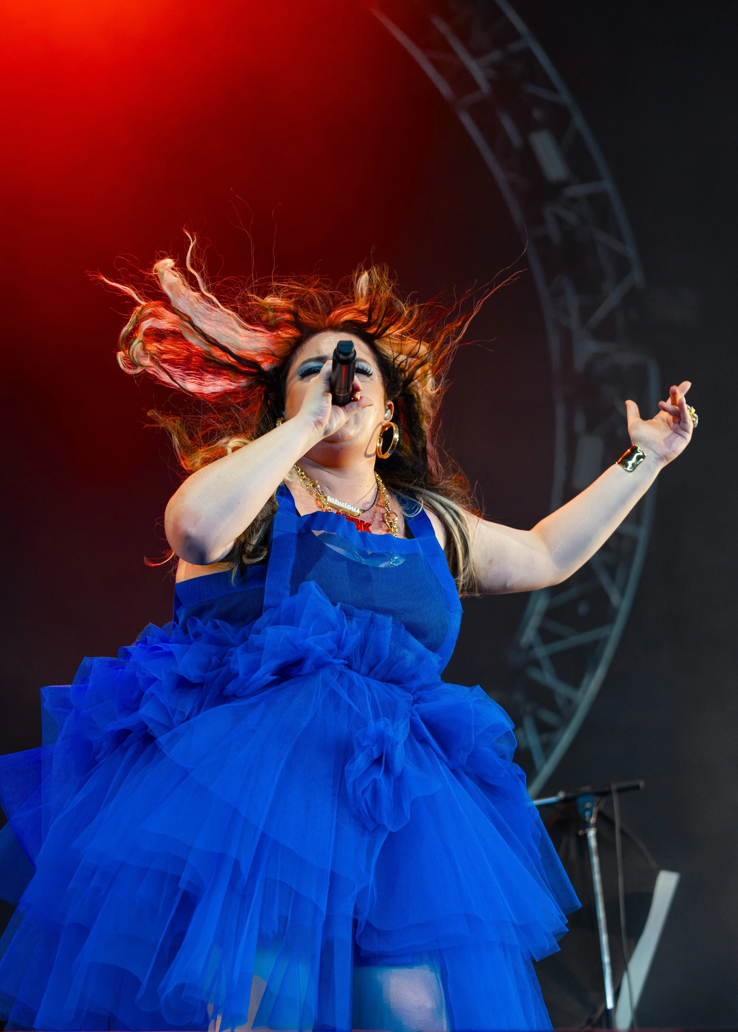  MEEK flips her hair and dances around while performing “Even The Rich Die Young.” 