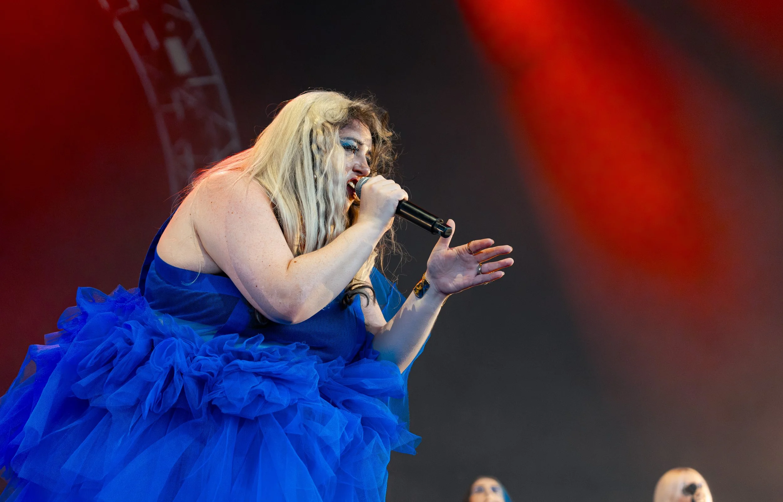  MEEK flips her hair and dances around while performing “Even The Rich Die Young.” 