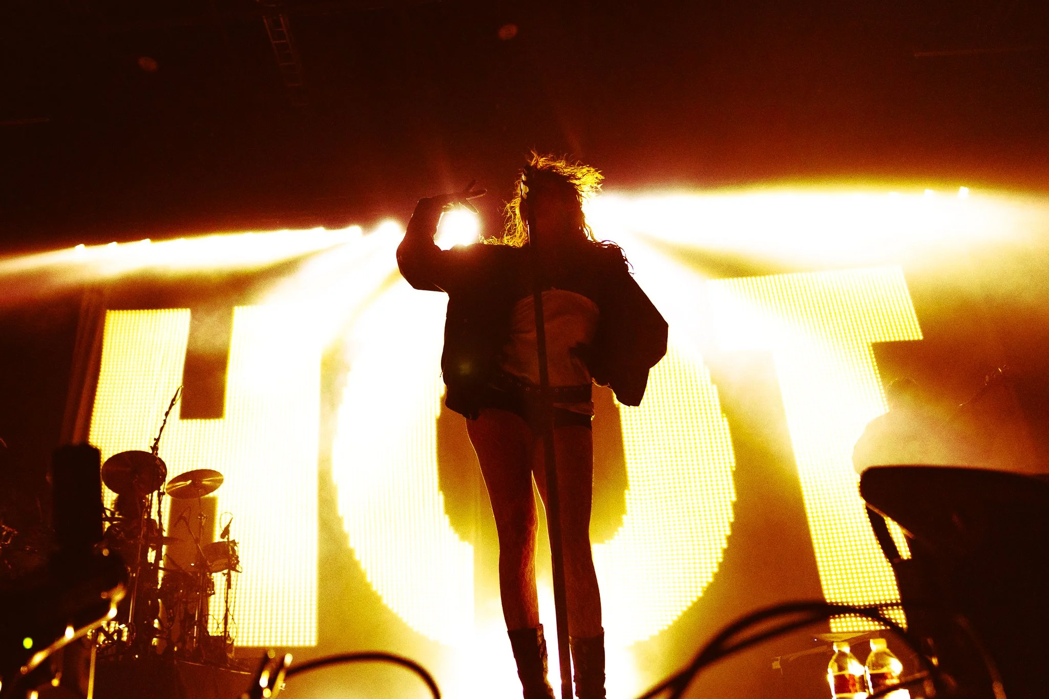  MUNA’s lead vocalist Katie Gavin emerges on stage as the beginning intro of “It Gets So Hot” echoes through the venue. 