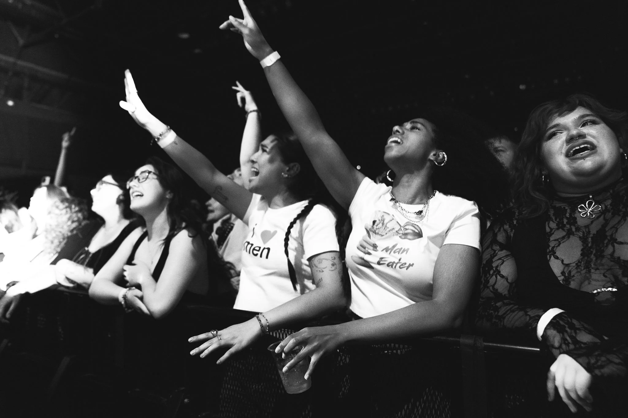  Fans on the barricade scream the lyrics of “Dancing On The Wall”: “I'm dancing on the wall when I'm with you / When I'm with you, I'm on the wall.” 