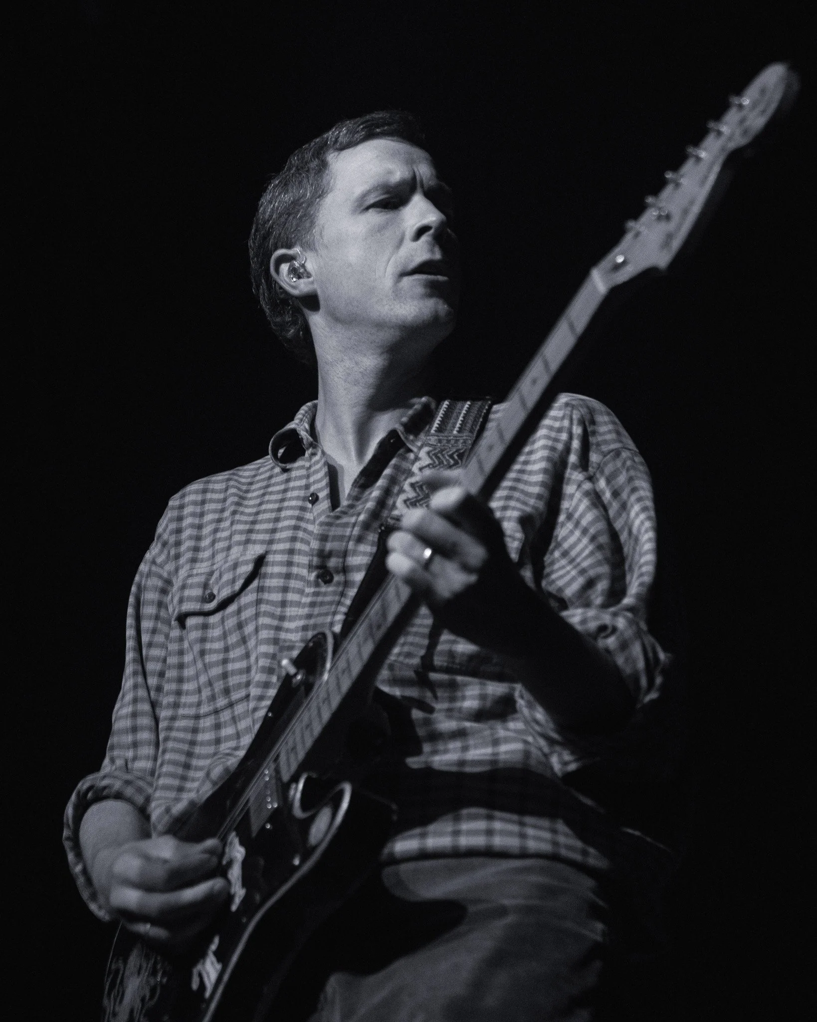  Lead singer Leo Wyndham performs the atmospheric “Bitter.” 