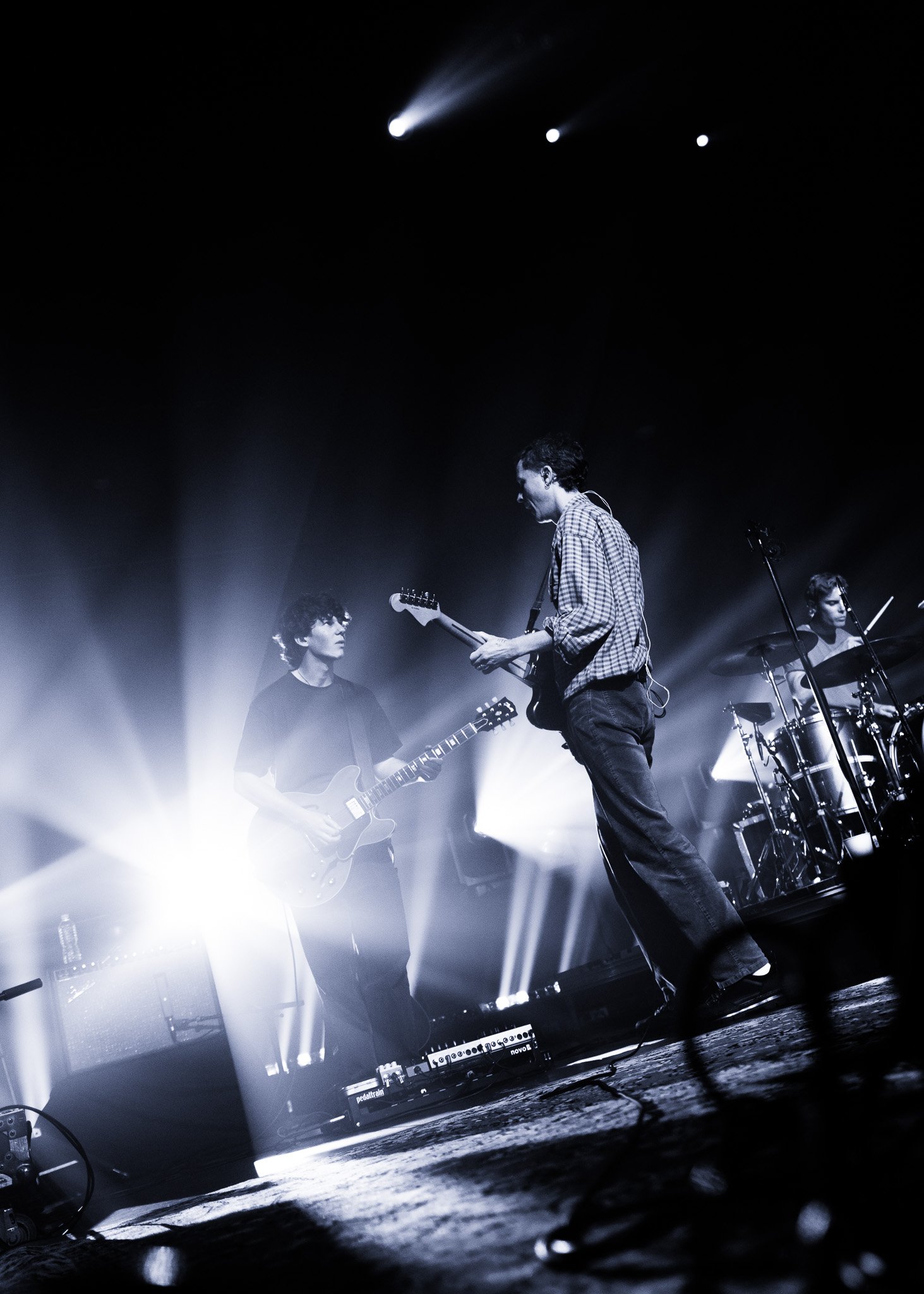  Palace passionately performs “Greyhound.” 