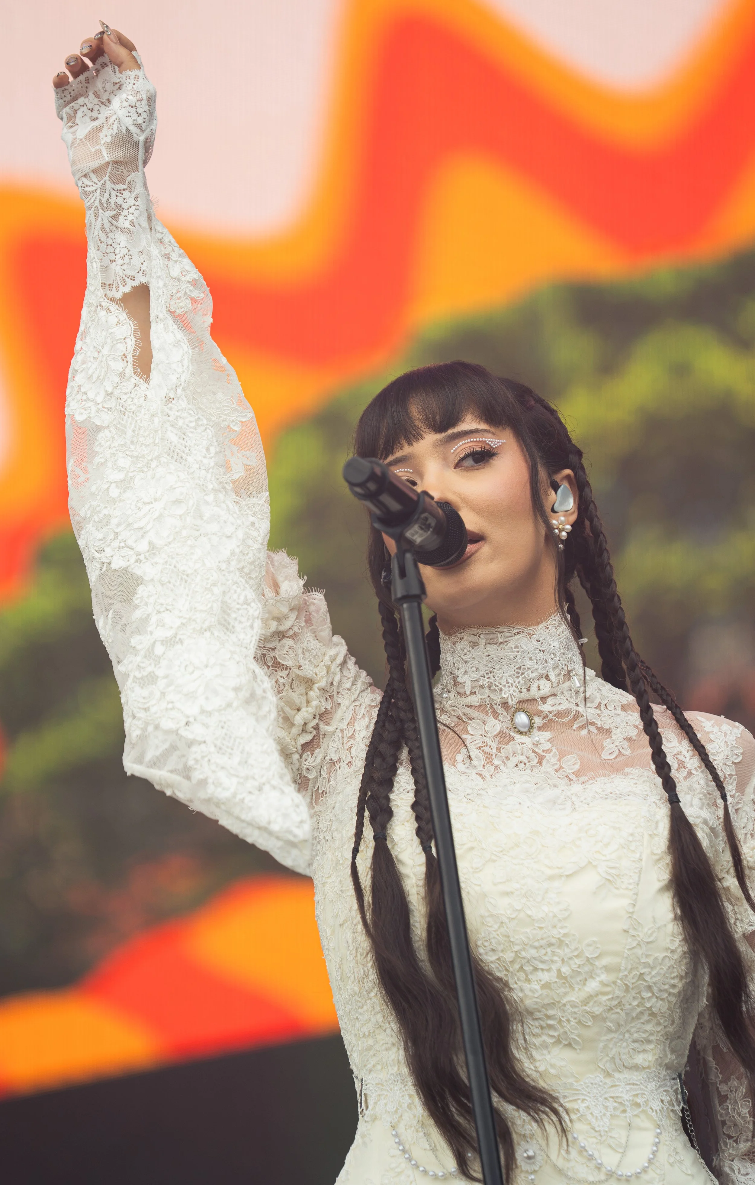  Singer-songwriter Faouzia begins her performance at Austin City Limits with “LOST MY MIND IN PARIS.” 