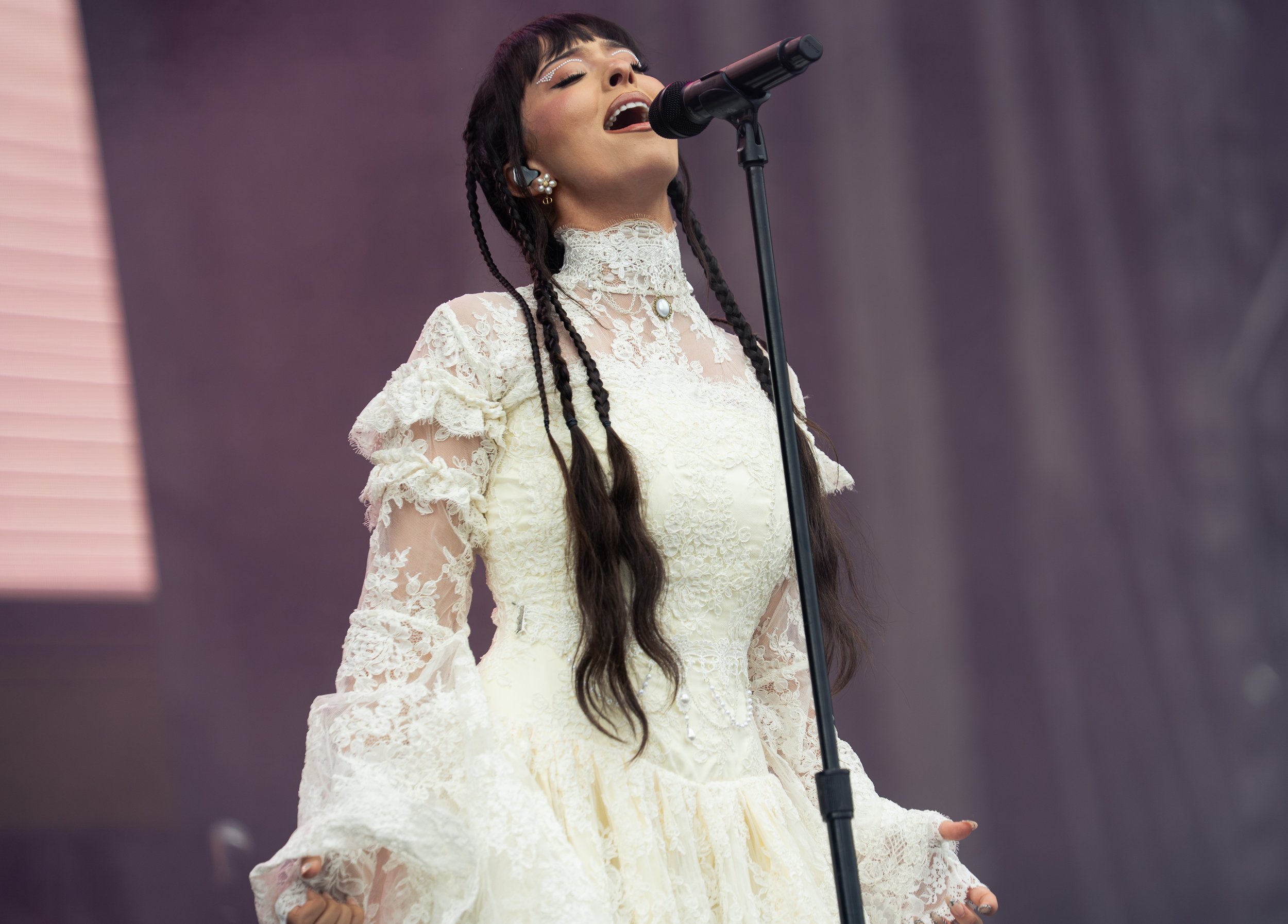  Singer-songwriter Faouzia begins her performance at Austin City Limits with “LOST MY MIND IN PARIS.” 