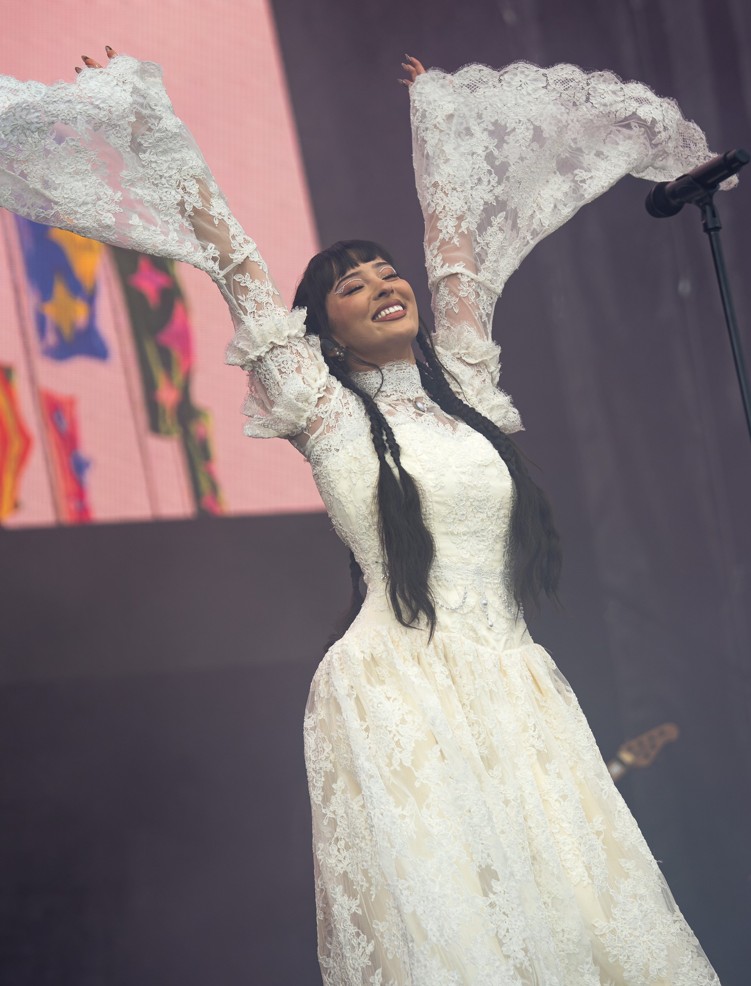  Faouzia dances around the stage while performing the energetic track “DON'T EVER LEAVE ME.” 