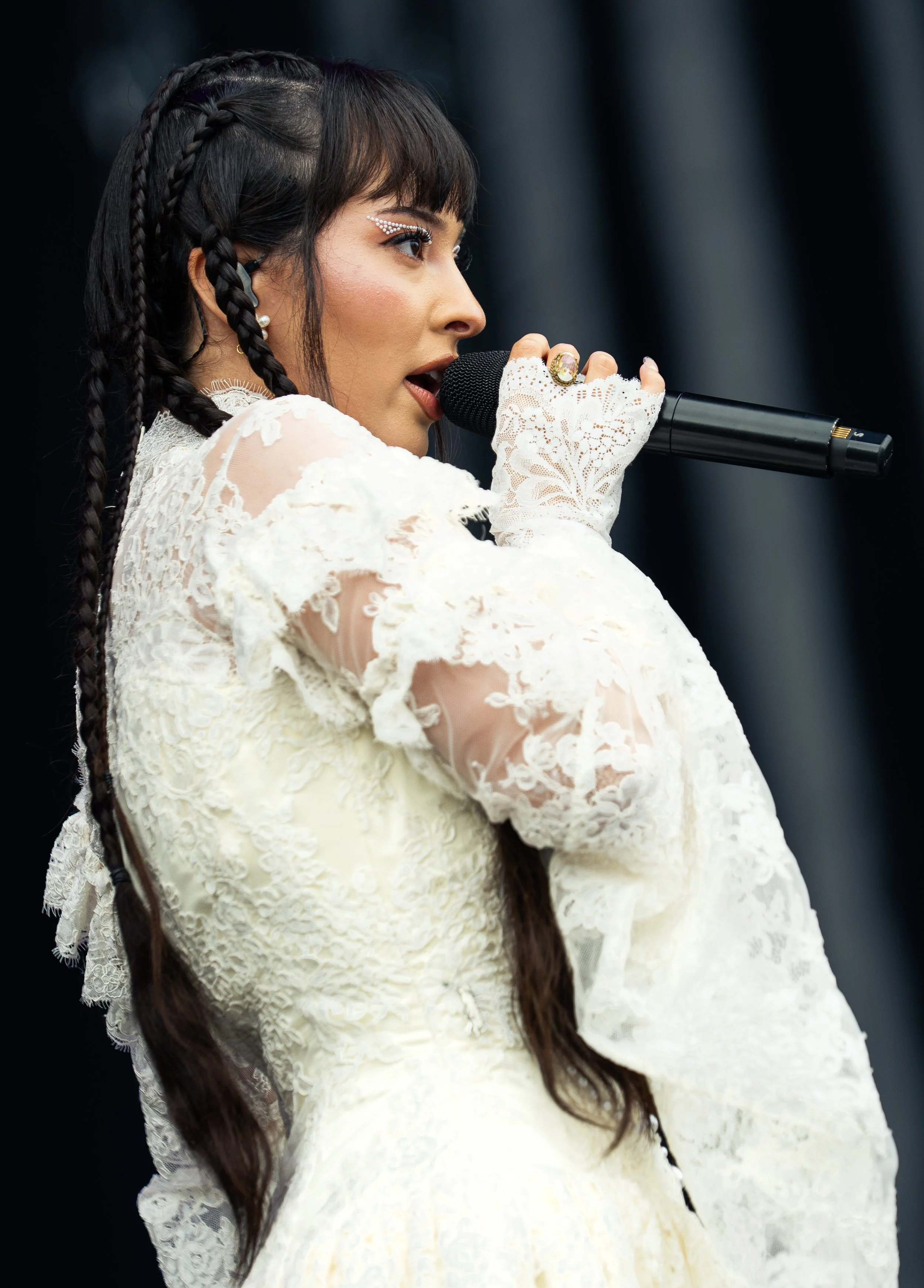  Faouzia stares out at the crowd while performing “DON'T EVER LEAVE ME.” 