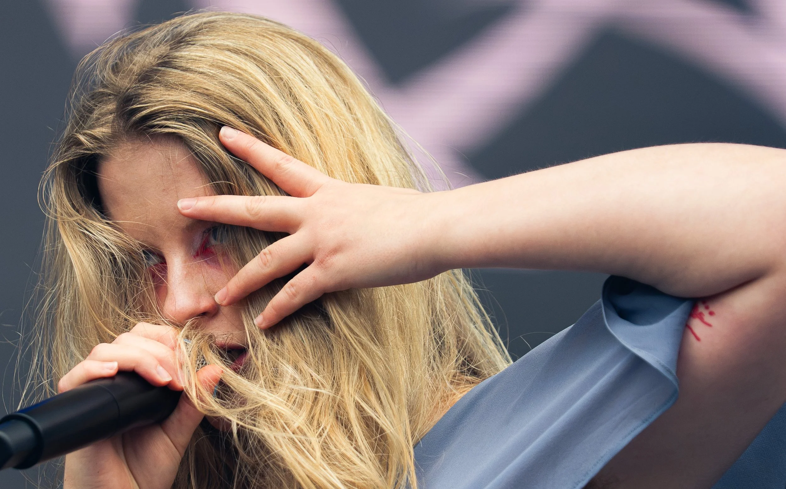  British singer-songwriter Paris Paloma drags her hand over her eyes during “Stem the Flow.” 