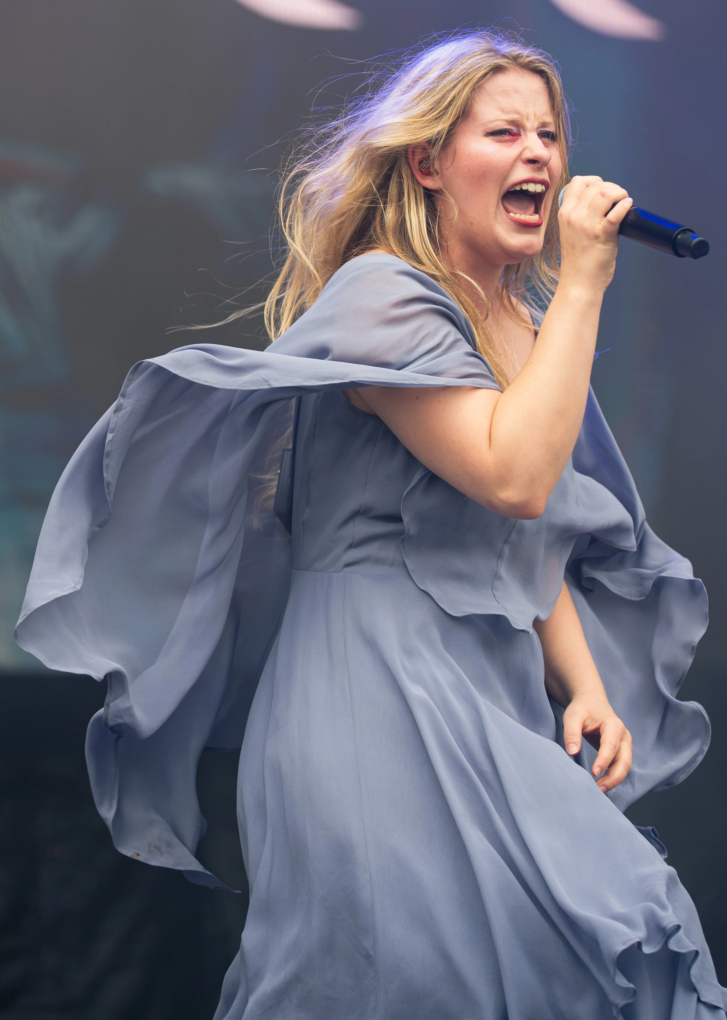  Paloma yells out the emotional lyrics of “drywall”: “I used to think of him a caring thing, knuckles on his drywall / I've tried all of the parenting / Descent into hysterically, rippin' into ribbons / The things he knows he isn't and severing ties.