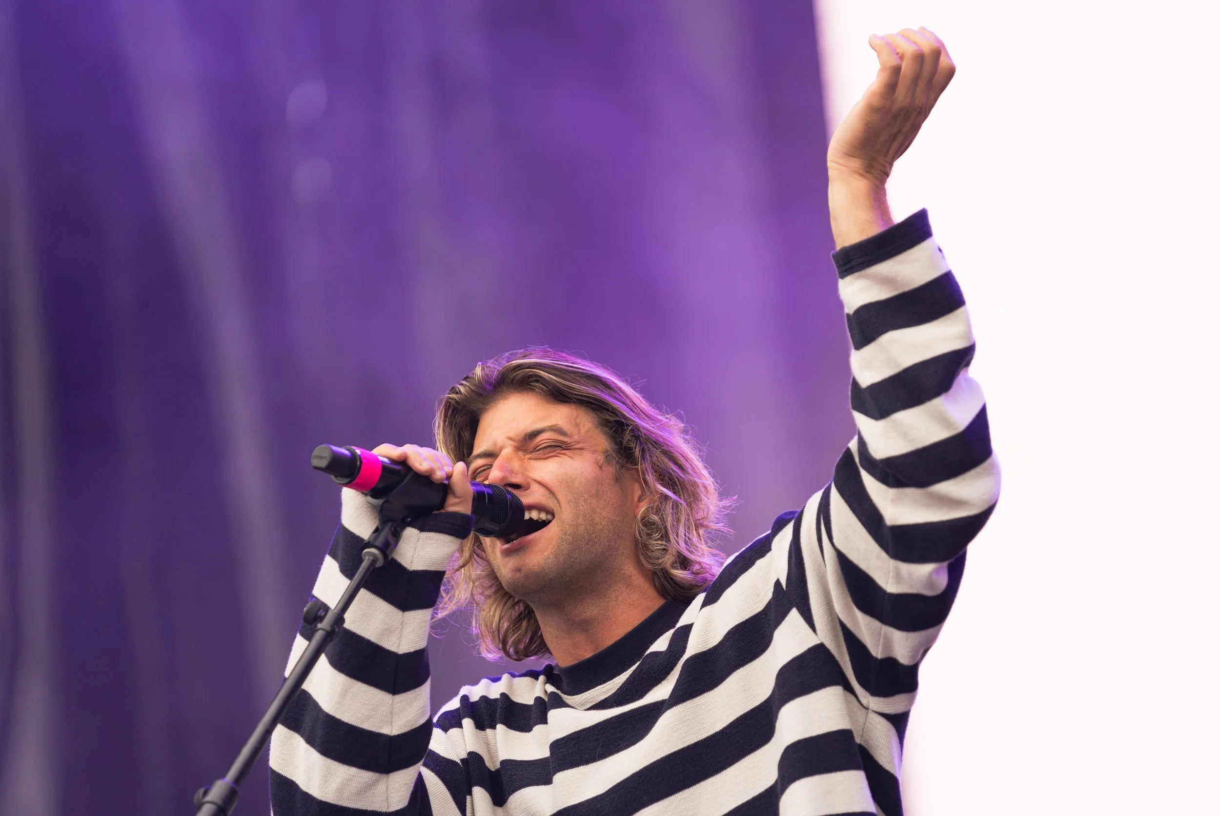  Mateyunas sings the raw lyrics of “Under the Rug”: “Old adolescence, never enough / Today we are free, drunk or in love / Tomorrow a stranger, under the rug.” 