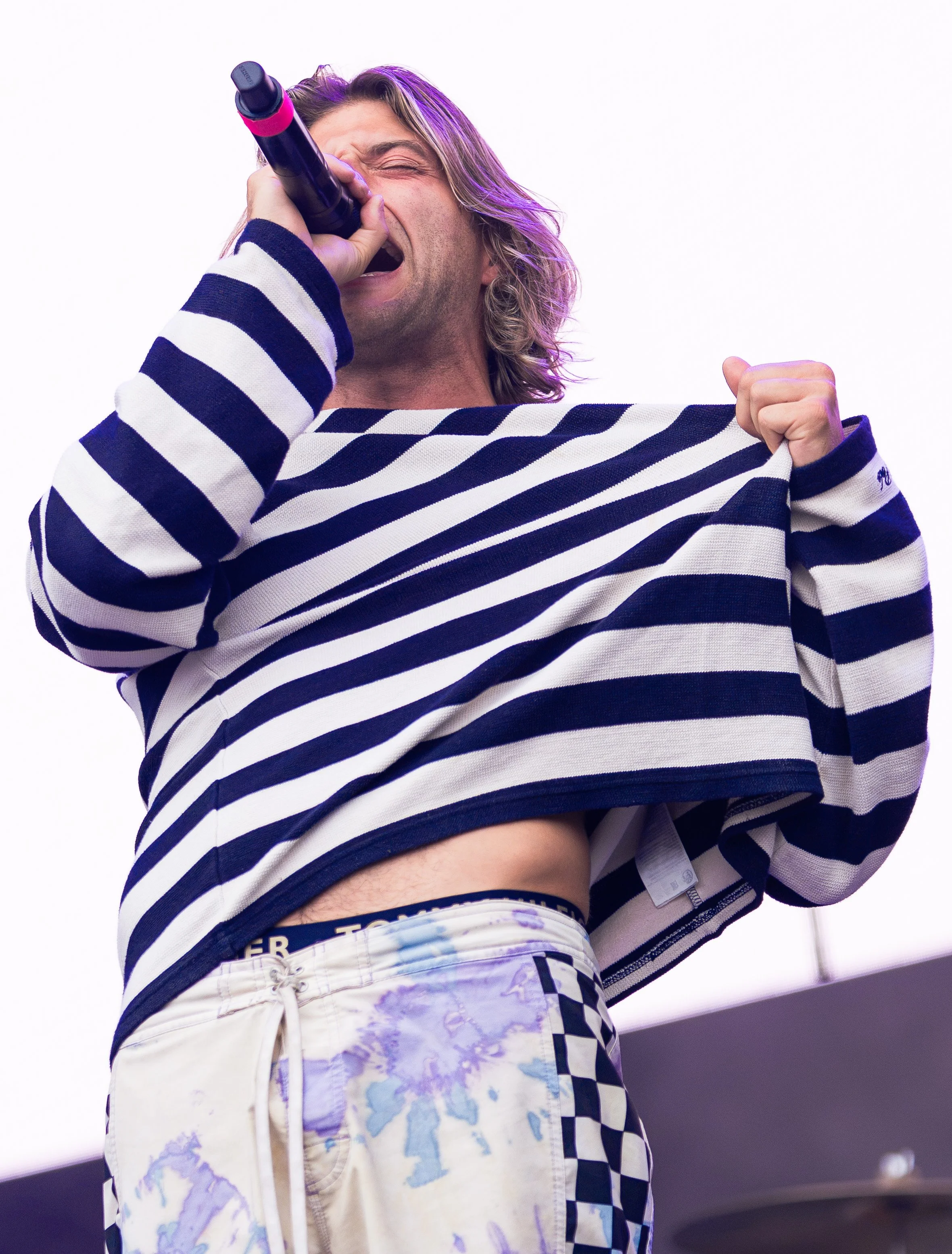  Mateyunas sings the raw lyrics of “Under the Rug”: “Old adolescence, never enough / Today we are free, drunk or in love / Tomorrow a stranger, under the rug.” 