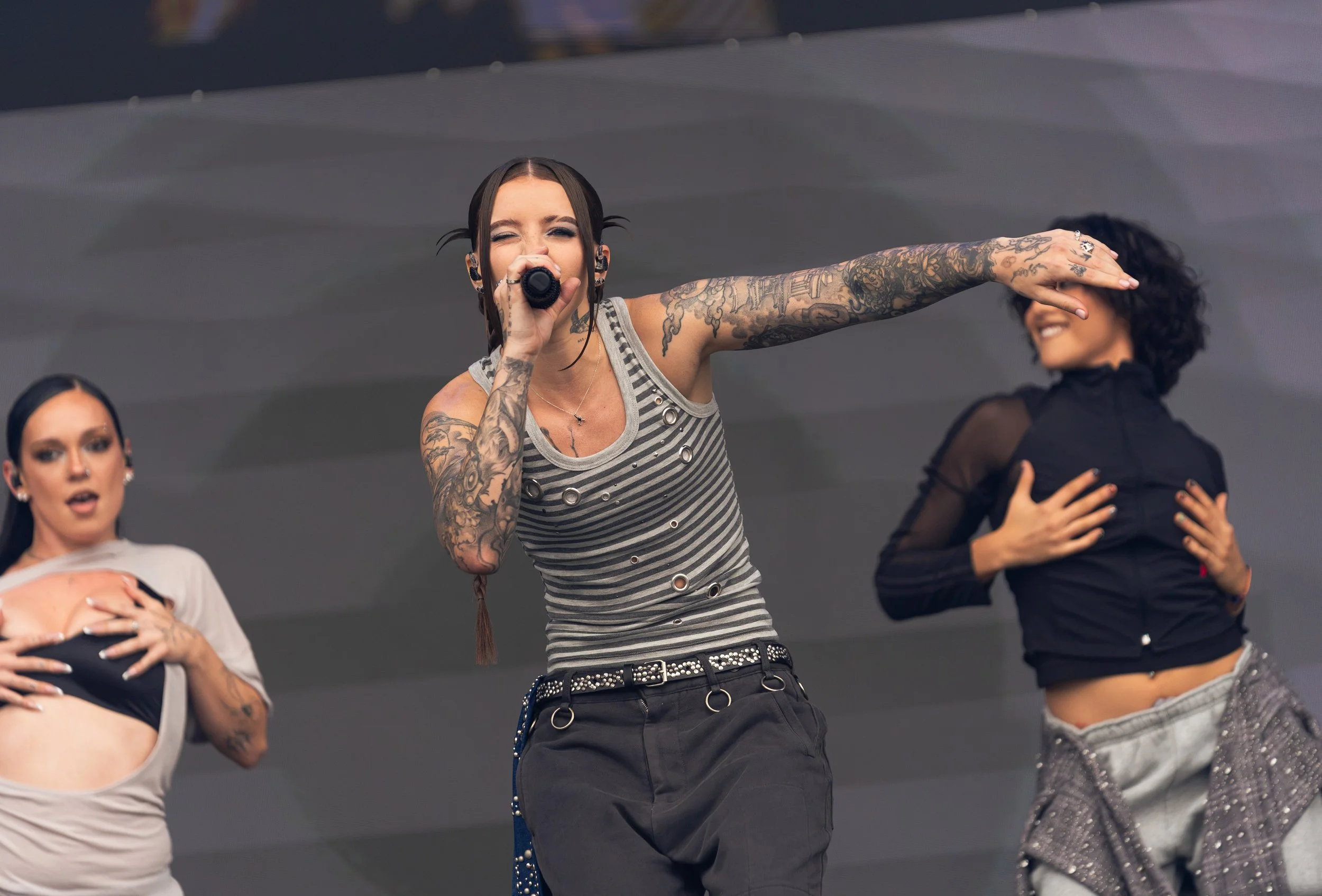  Miko dances as she sings the sensual lyrics of “⁠En el Ritz”: “En cuatro a las 4:00 y somos cuatro, esos son angel numbers / Una quiere en el balcón y la otra debajo'el comforter”” (“On all fours at 4 and there’s four of us, those are angel numbers 