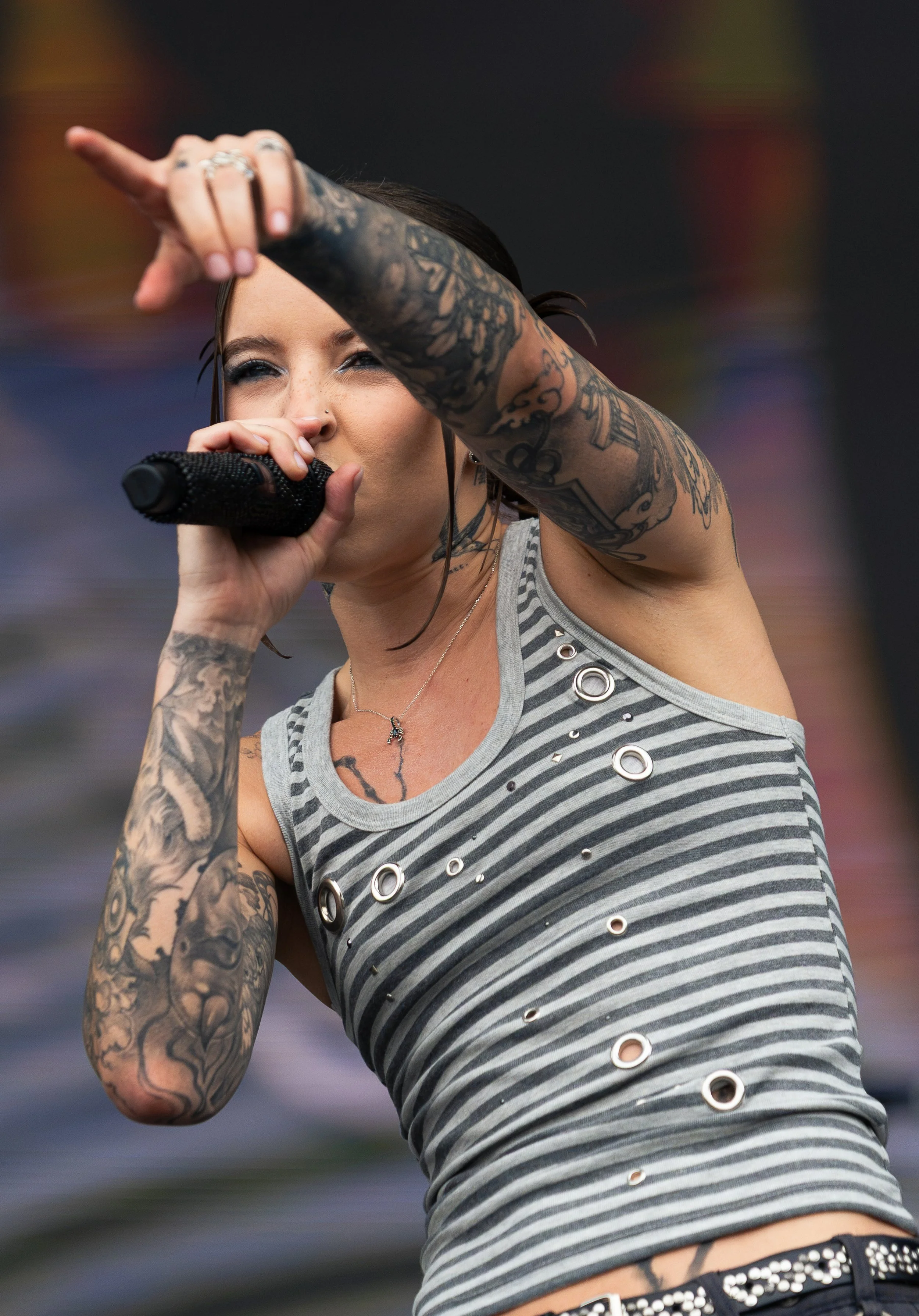  Miko dances as she sings the sensual lyrics of “⁠En el Ritz”: “En cuatro a las 4:00 y somos cuatro, esos son angel numbers / Una quiere en el balcón y la otra debajo'el comforter”” (“On all fours at 4 and there’s four of us, those are angel numbers 