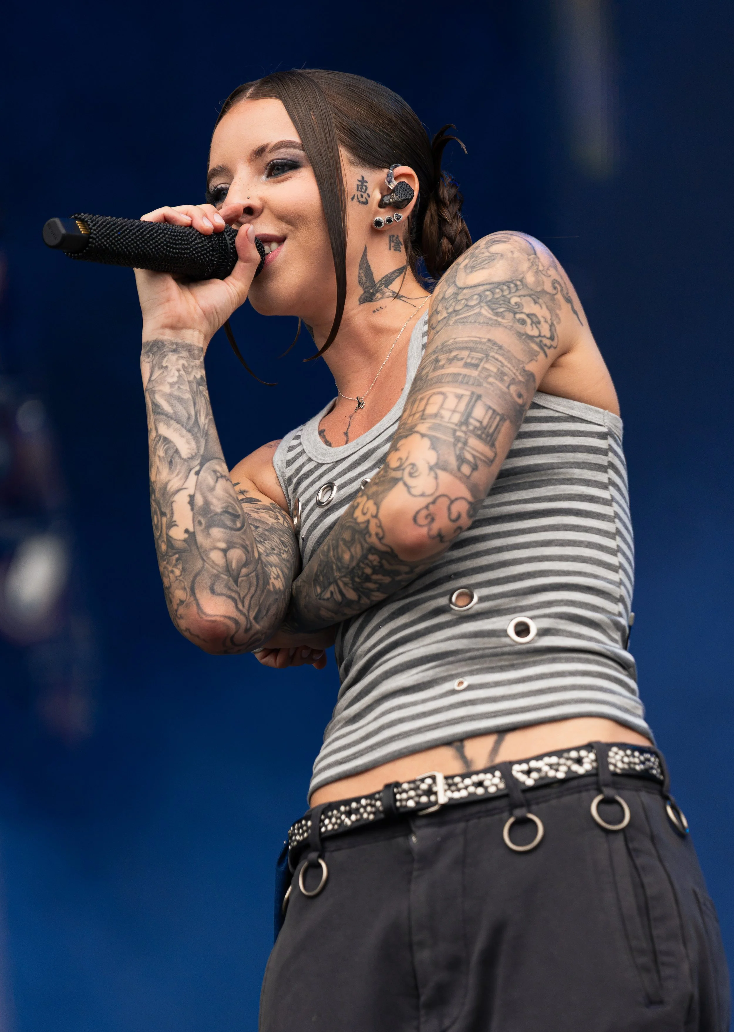  Miko smiles at the crowd as she sings her 2023 single “Lisa.” 