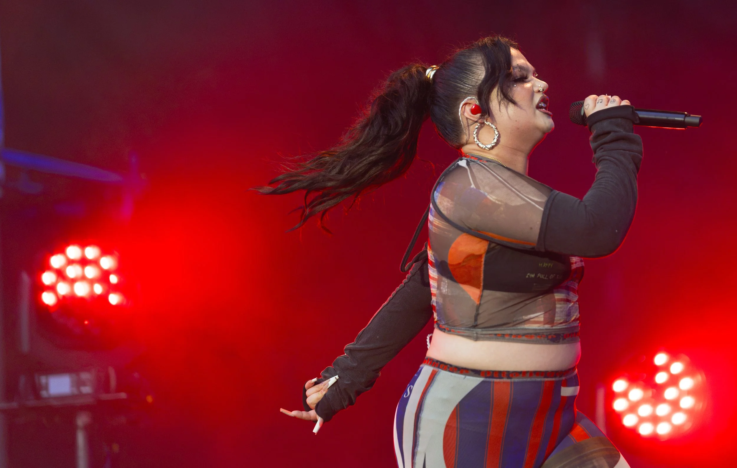  Young runs around the stage during her high-energy performance of “One Thing.” 