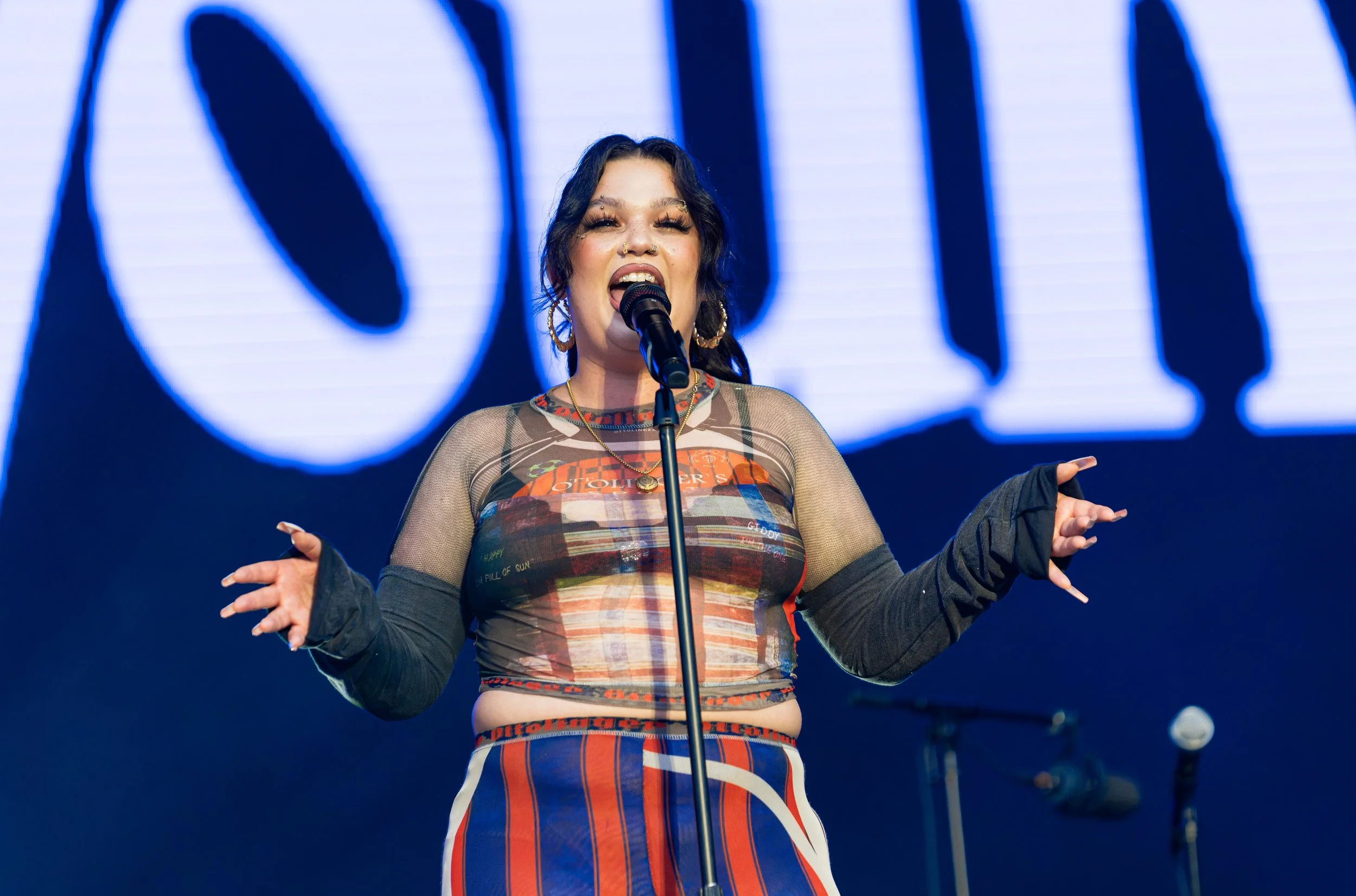  Young settles behind the mic stand to sing the empowering lyrics of “One Thing”: “I don't even want your number / Don't care if you got another / 'Cause tonight, I'm your only lover / And I'ma give you that one thing (yeah).” 