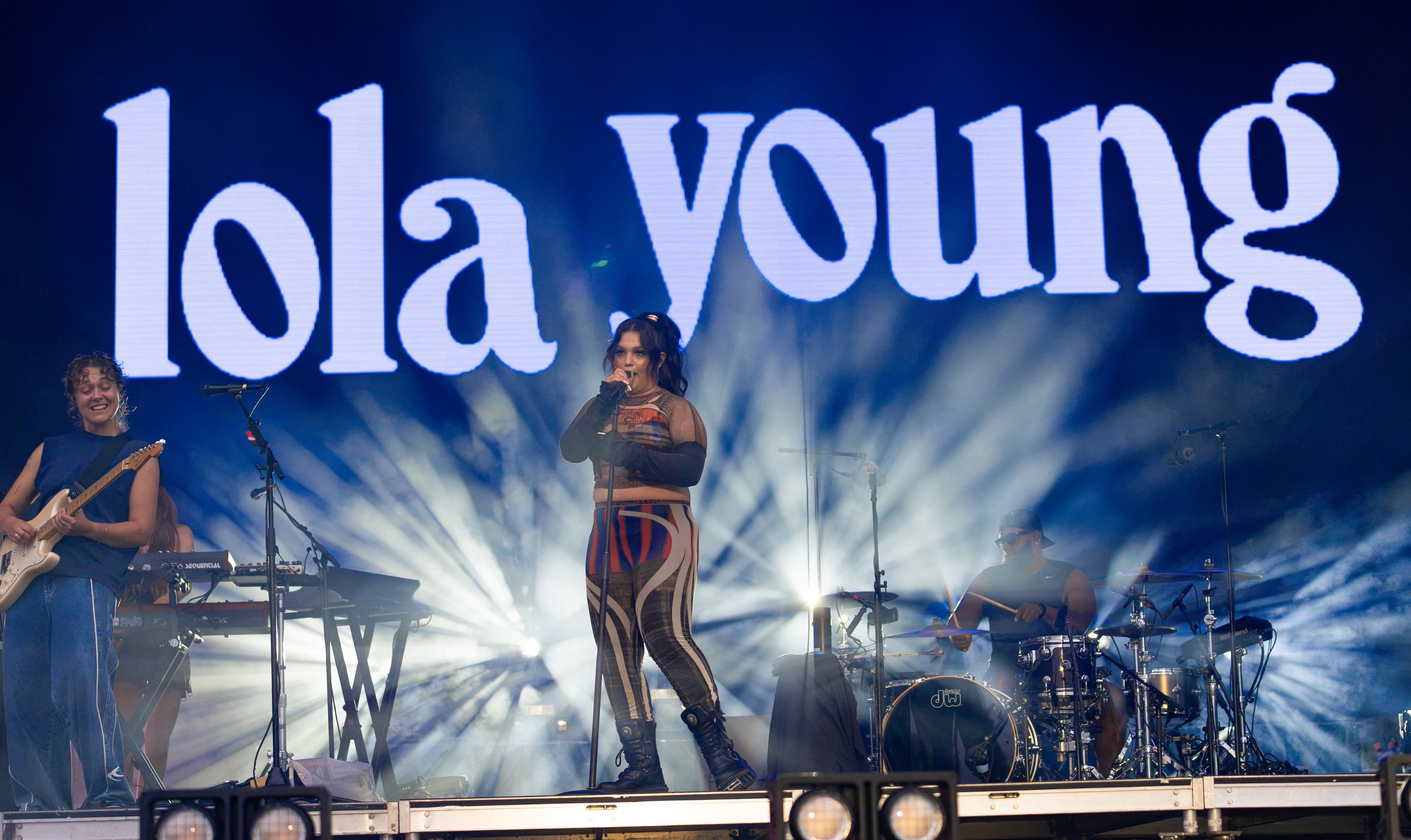  Young settles behind the mic stand to sing the empowering lyrics of “One Thing”: “I don't even want your number / Don't care if you got another / 'Cause tonight, I'm your only lover / And I'ma give you that one thing (yeah).” 