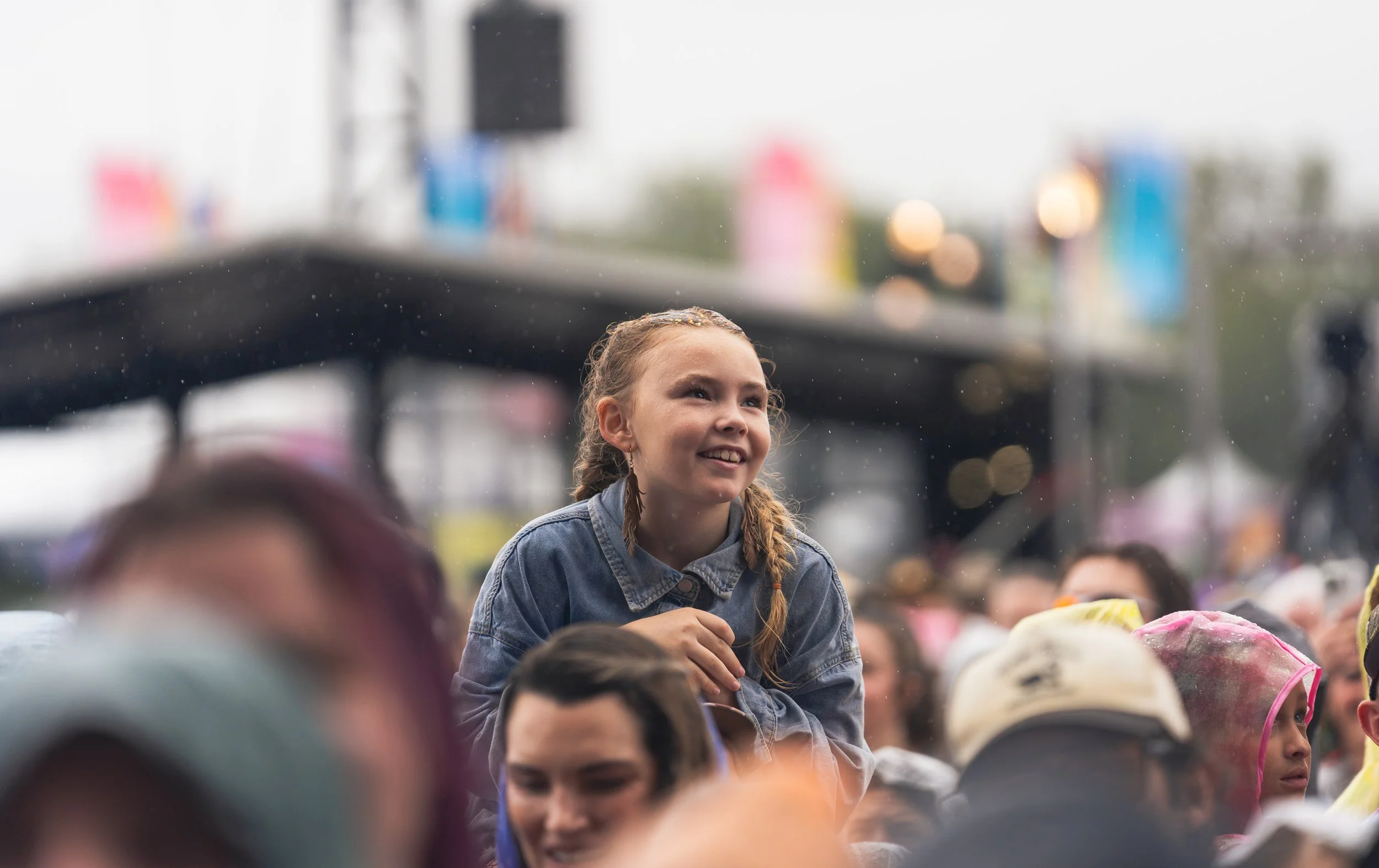 A fan admires Lefty as she performs “Thinking ’bout You.” 