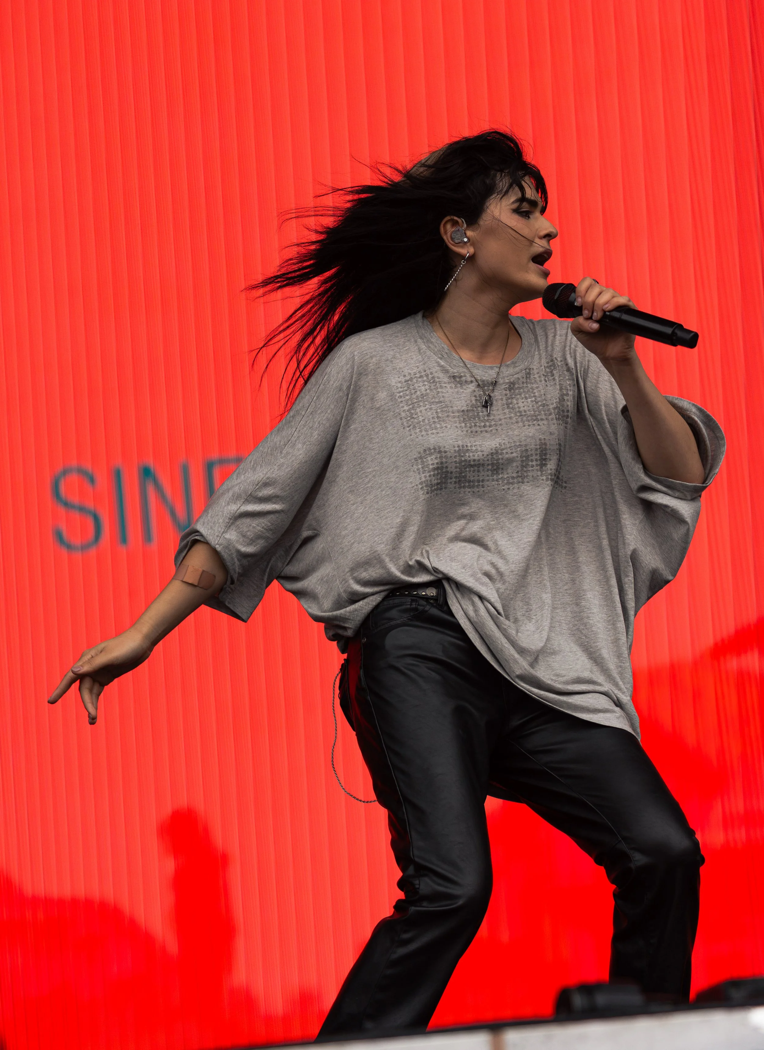  underscores dances around the stage as she sings the glitch-pop song “Locals (Girls like us).” 