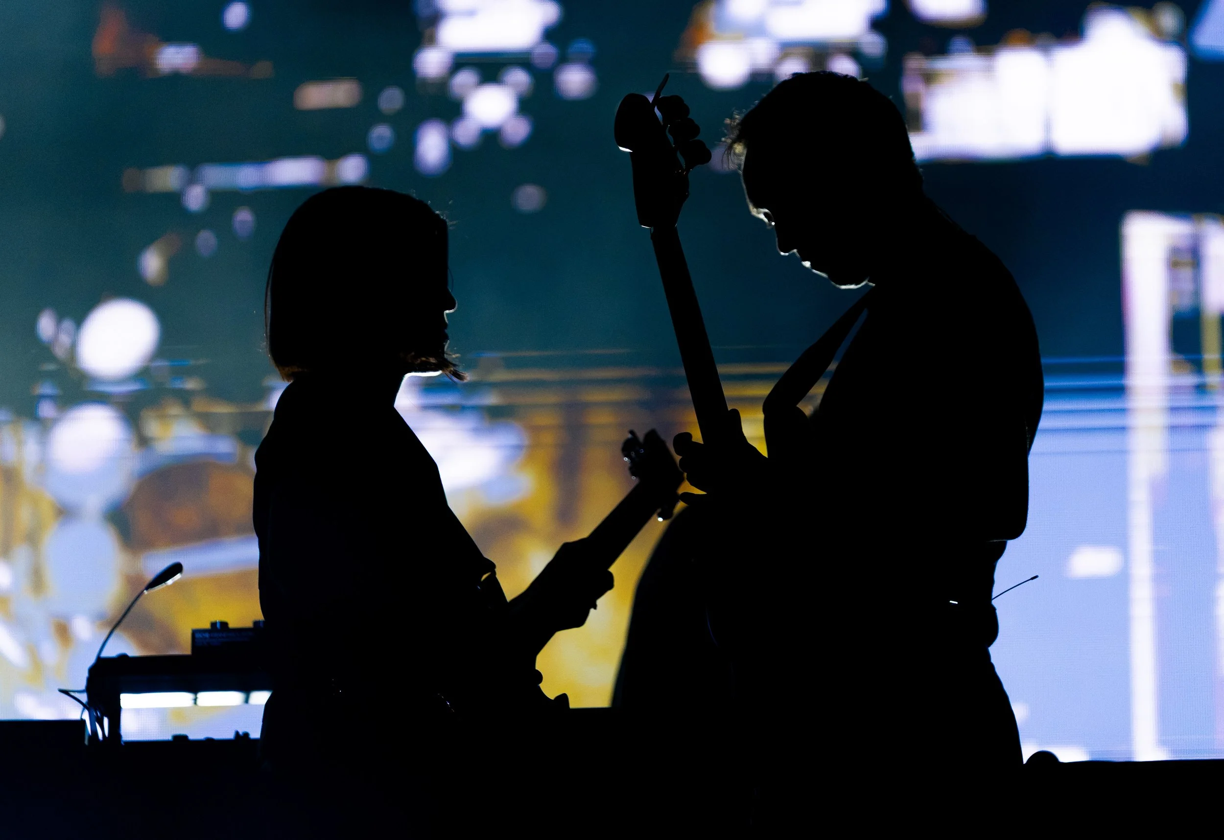  Lead singers and guitarists Romy Madley Croft and Oliver Sim get close during “Crystalised.” 