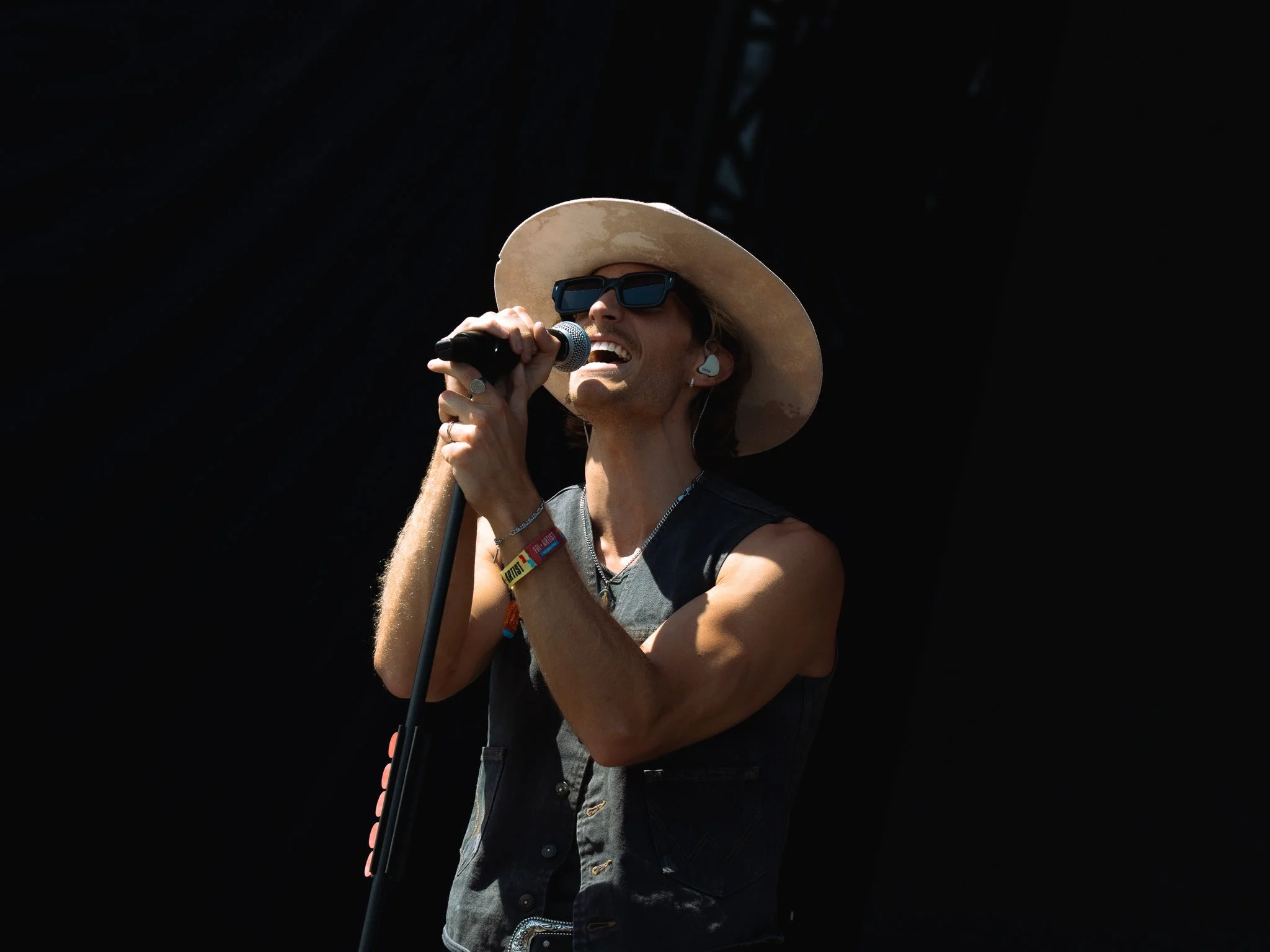  Nashville-based band Happy Landing opens the T-Mobile stage performing “The River” and “Machines” from its latest album  Big Sun . 