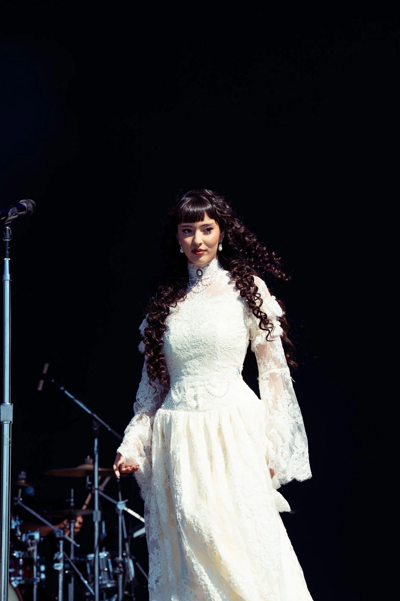  Faouzia captivatingly performs “DON’T EVER LEAVE ME” from her latest album  Film Noir . 