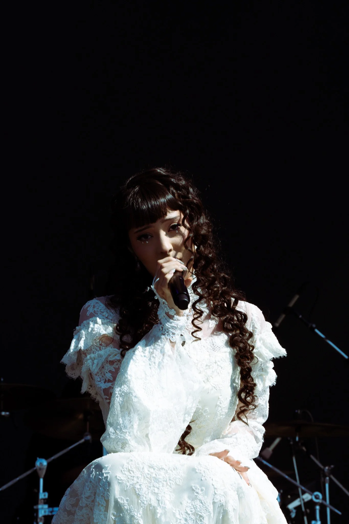  Faouzia captivatingly performs “DON’T EVER LEAVE ME” from her latest album  Film Noir . 