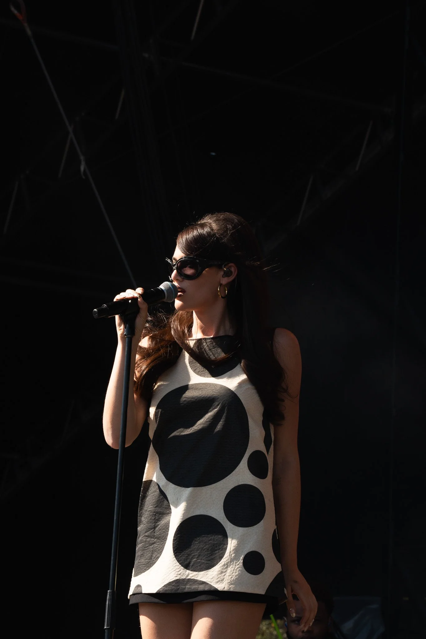  Spiro performs “Material Lover”: “I crave real connection, I like to turn the page / With my hands and my nails that match my summer shade.” 