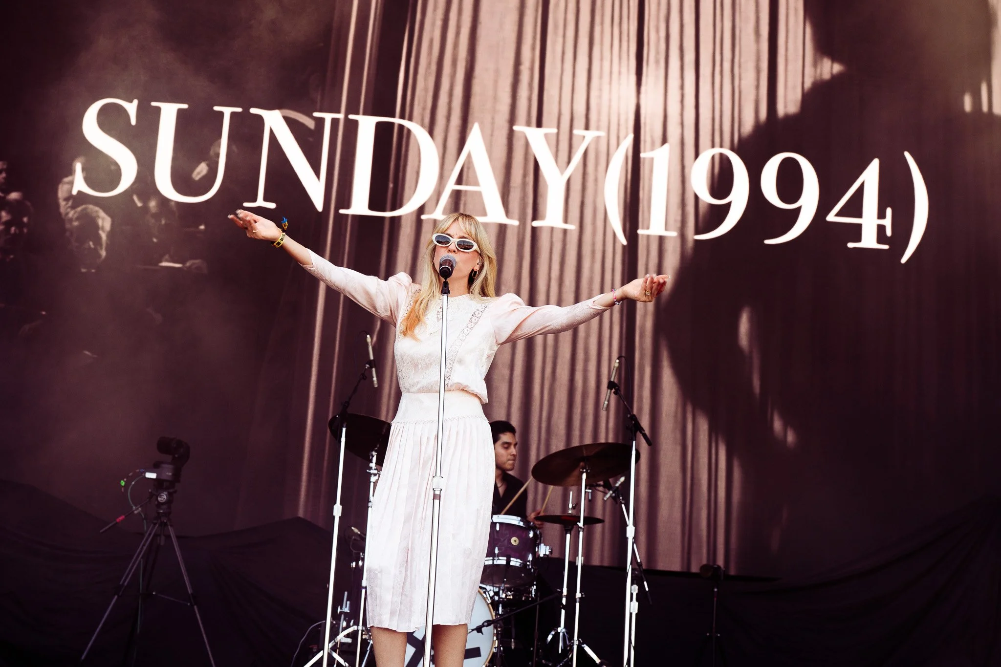  Los Angeles-based band Sunday (1994) kicks off its set by performing “Rain” from its 2025 EP  Devotion . 