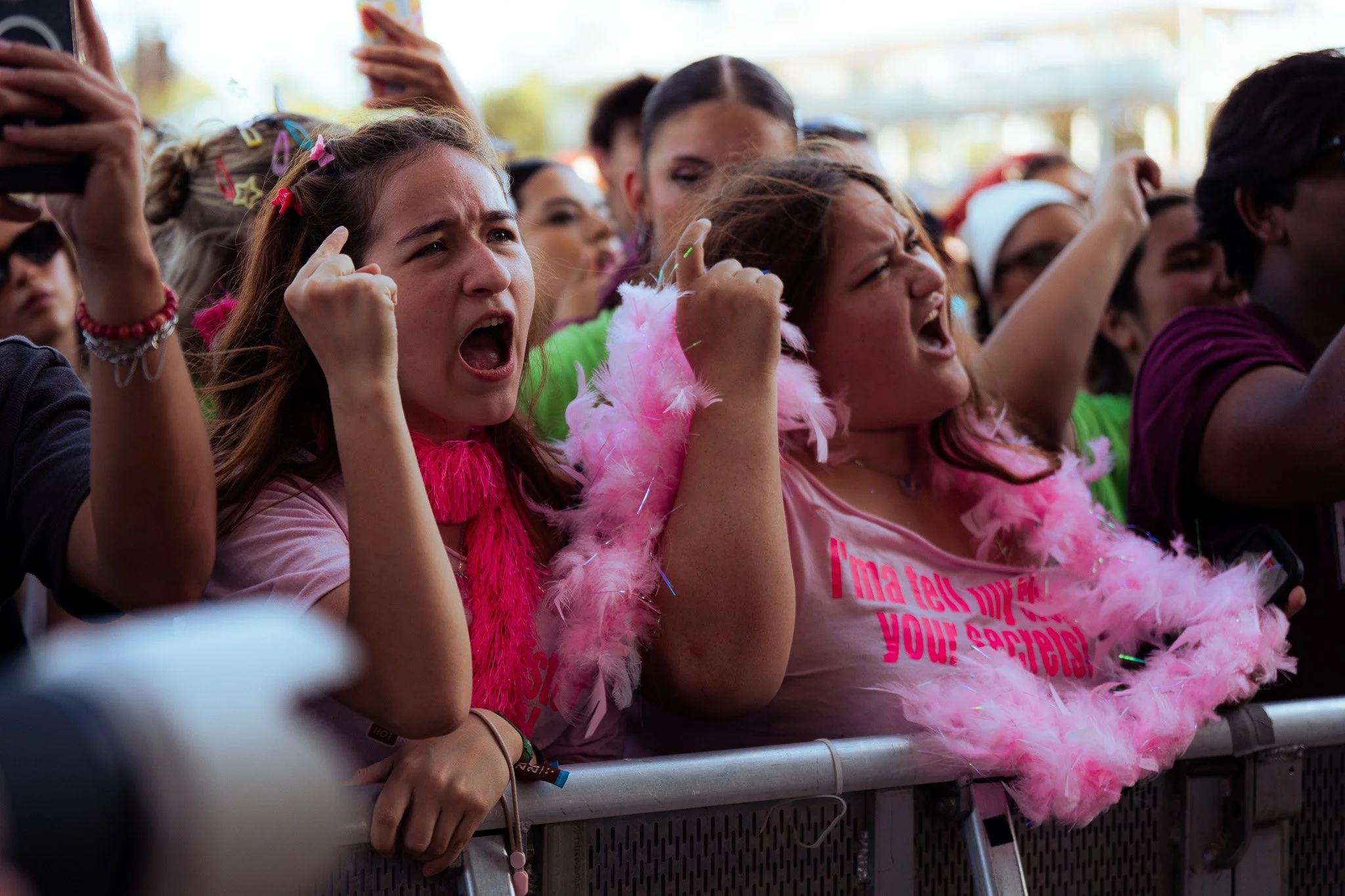  Fans on the barricade scream the lyrics to Hobert’s “Wet Hair”: “Sad old me showed up with wet hair / Like it didn't matter and I didn't care / Oh (oh, mmm).” 