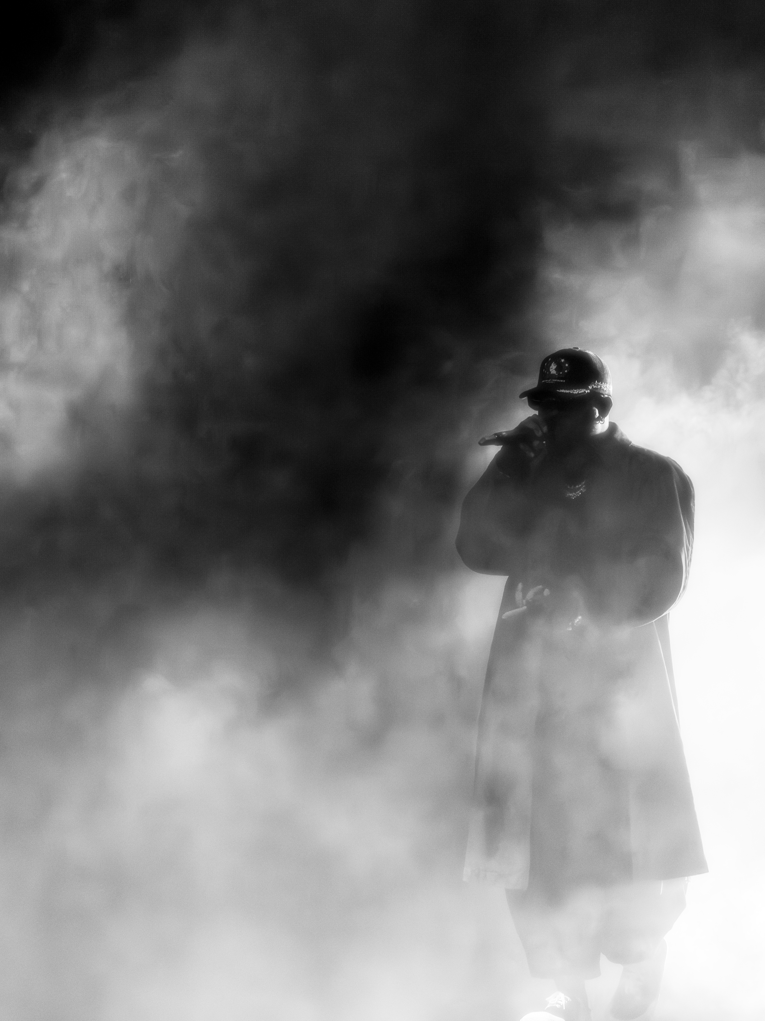  Surrounded by smoke, Bryson Tiller opens his set singing “Mini Kelly,” a 2025 single. 