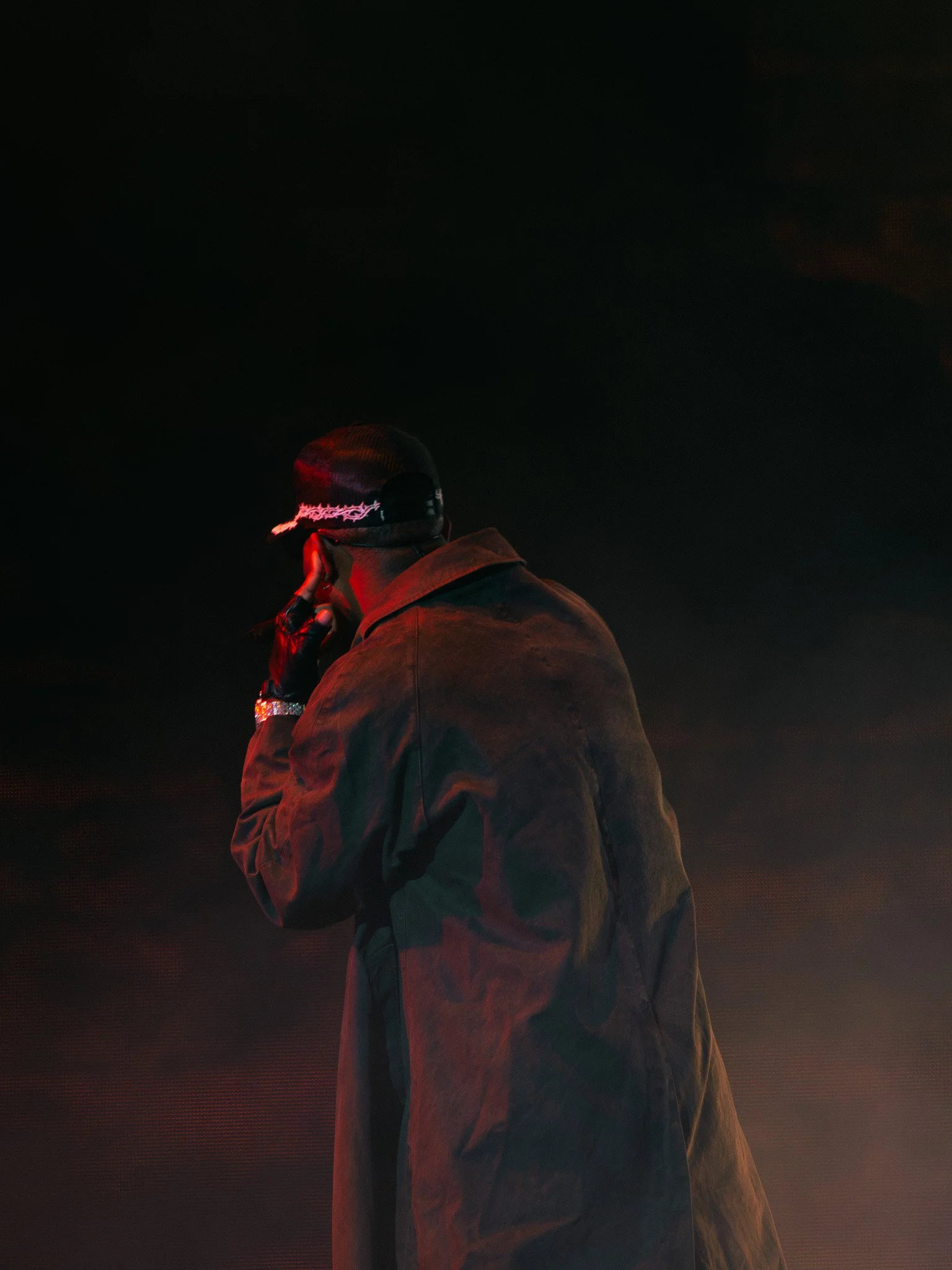  Surrounded by smoke, Bryson Tiller opens his set singing “Mini Kelly,” a 2025 single. 