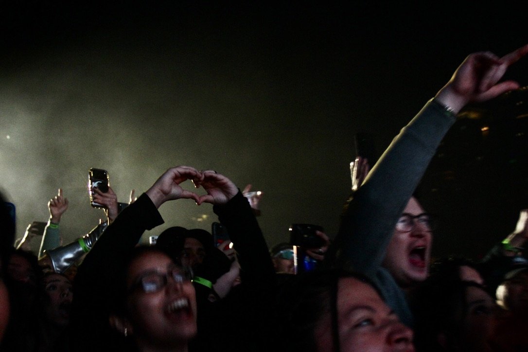  The crowd of Foster the People screams the lyrics of “Helena Beat”: “Yeah, yeah, and it’s okay / I tie my hands up to a chair so I don’t fall that way / Yeah, yeah, I’m alright / I took a sip of something, poisoned, but I’ll hold tight.” 