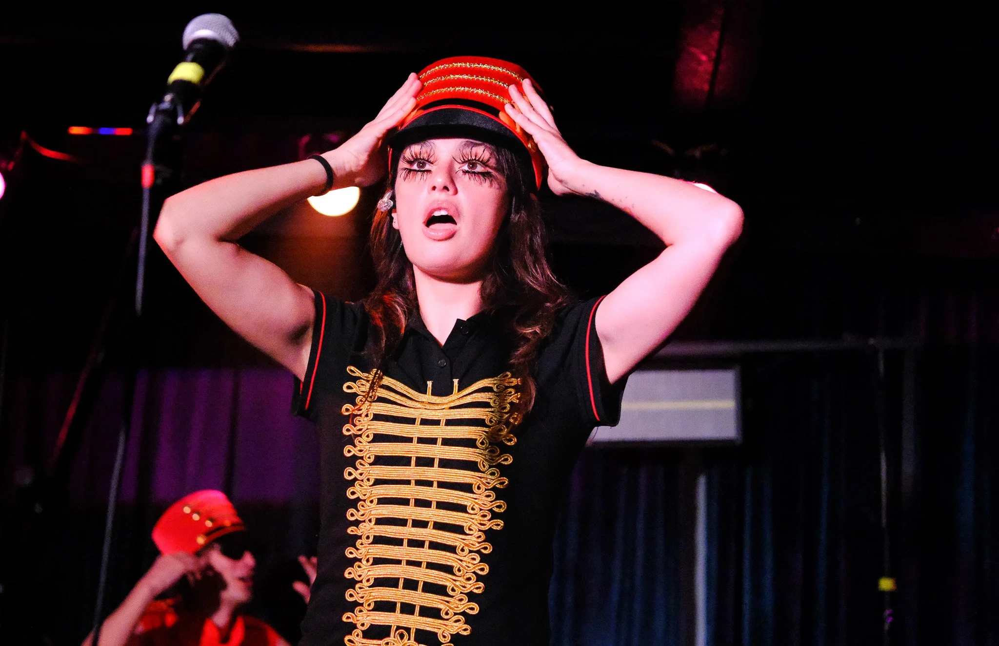  The audience counts down from five as they prepare for Lemons to take her hat off. 