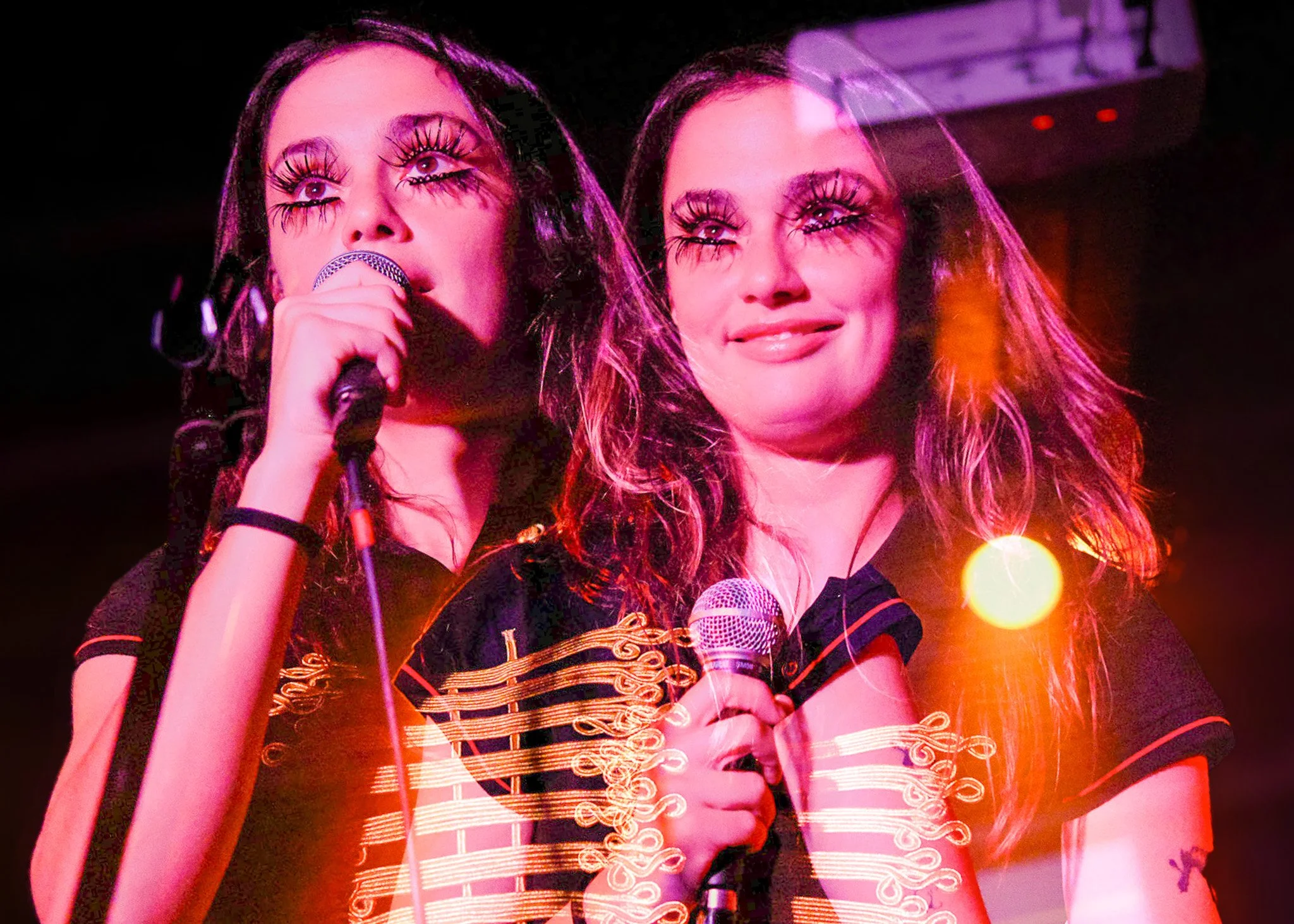  Lemons begins to perform the catchy “only one way to know.” 