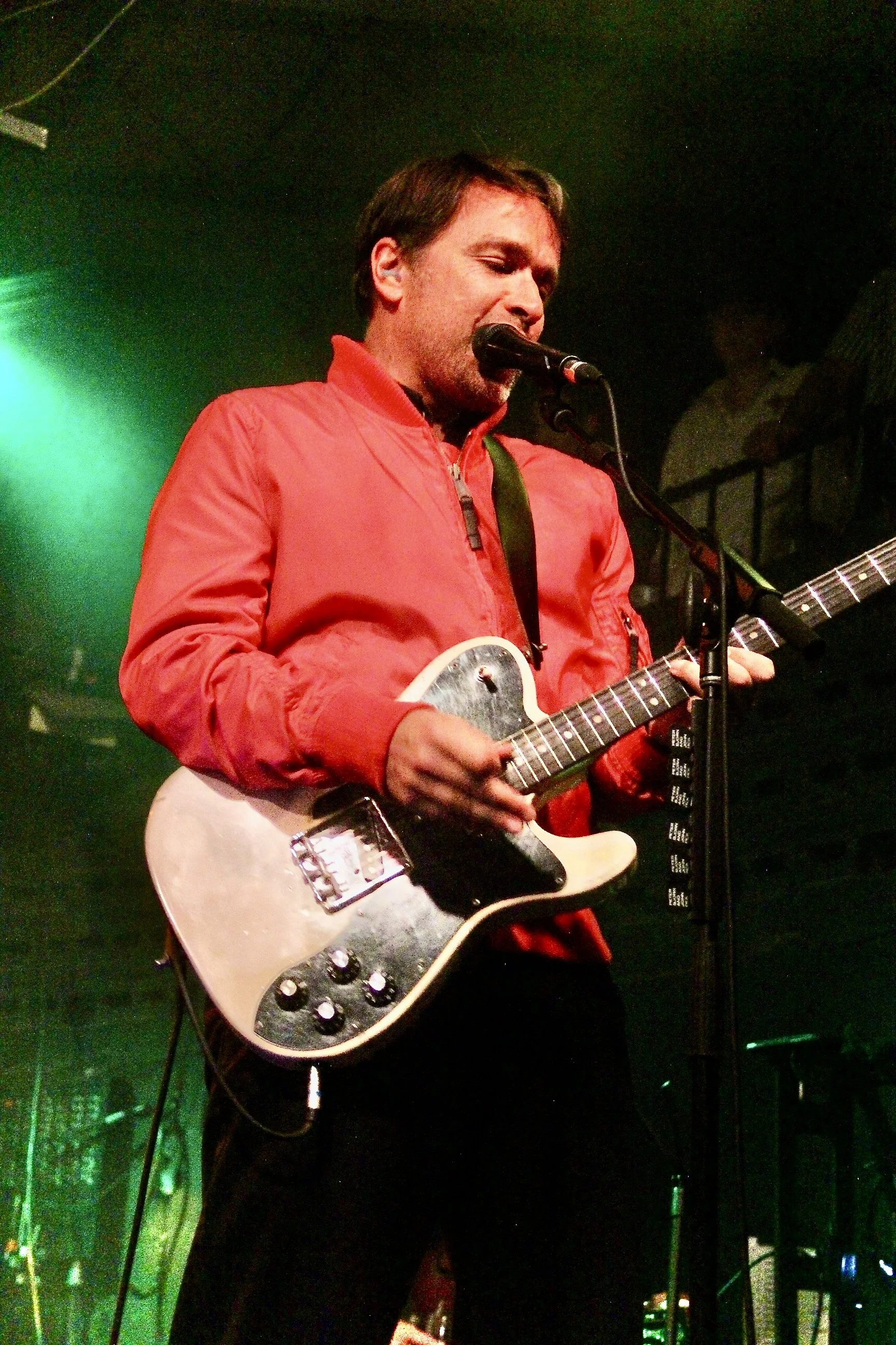  Peter Bjorn and John’s lead singer, Peter Morén, soulfully sings into the microphone for “Dig a Little Deeper.” 
