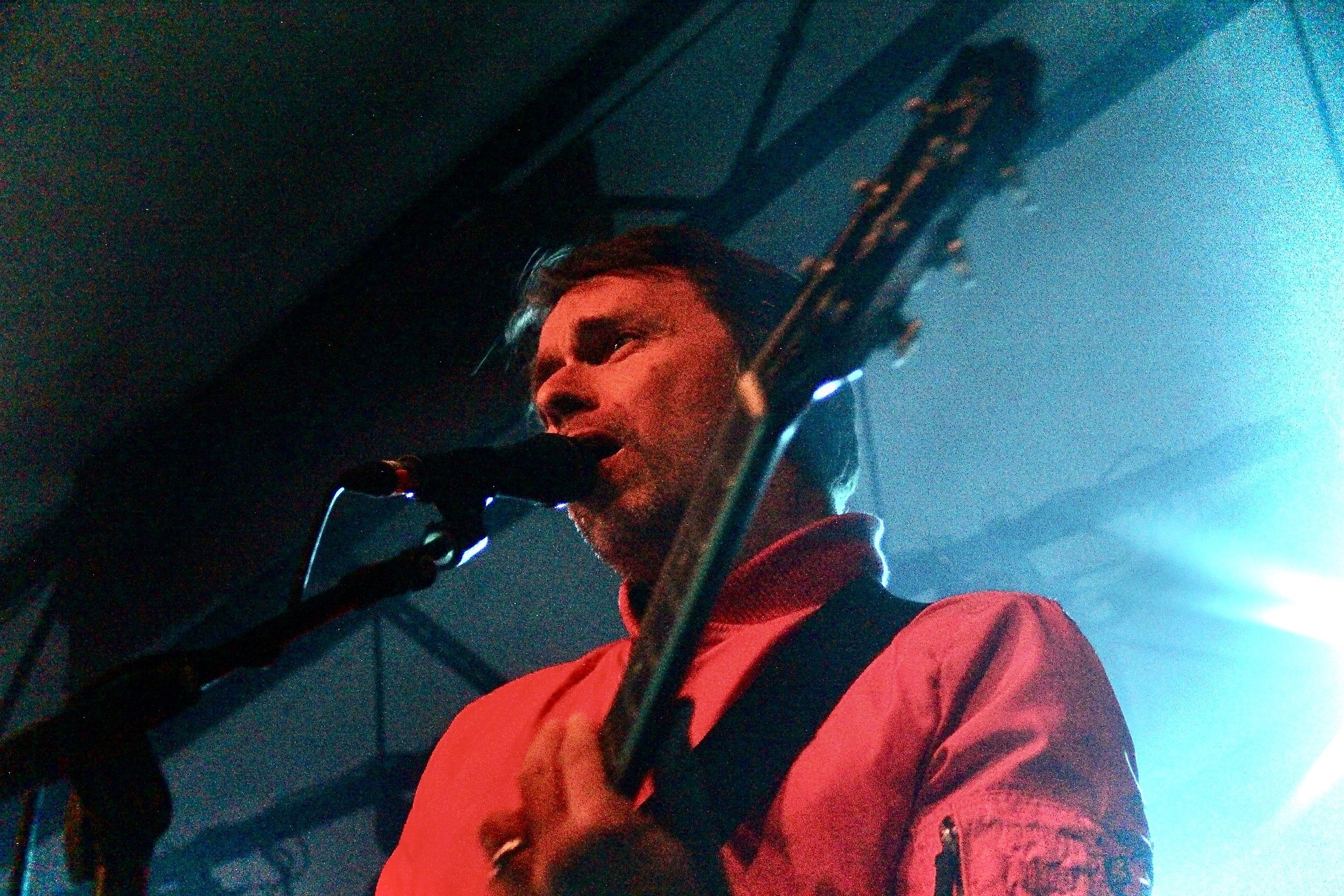 Peter Bjorn and John’s lead singer, Peter Morén, soulfully sings into the microphone for “Dig a Little Deeper.” 