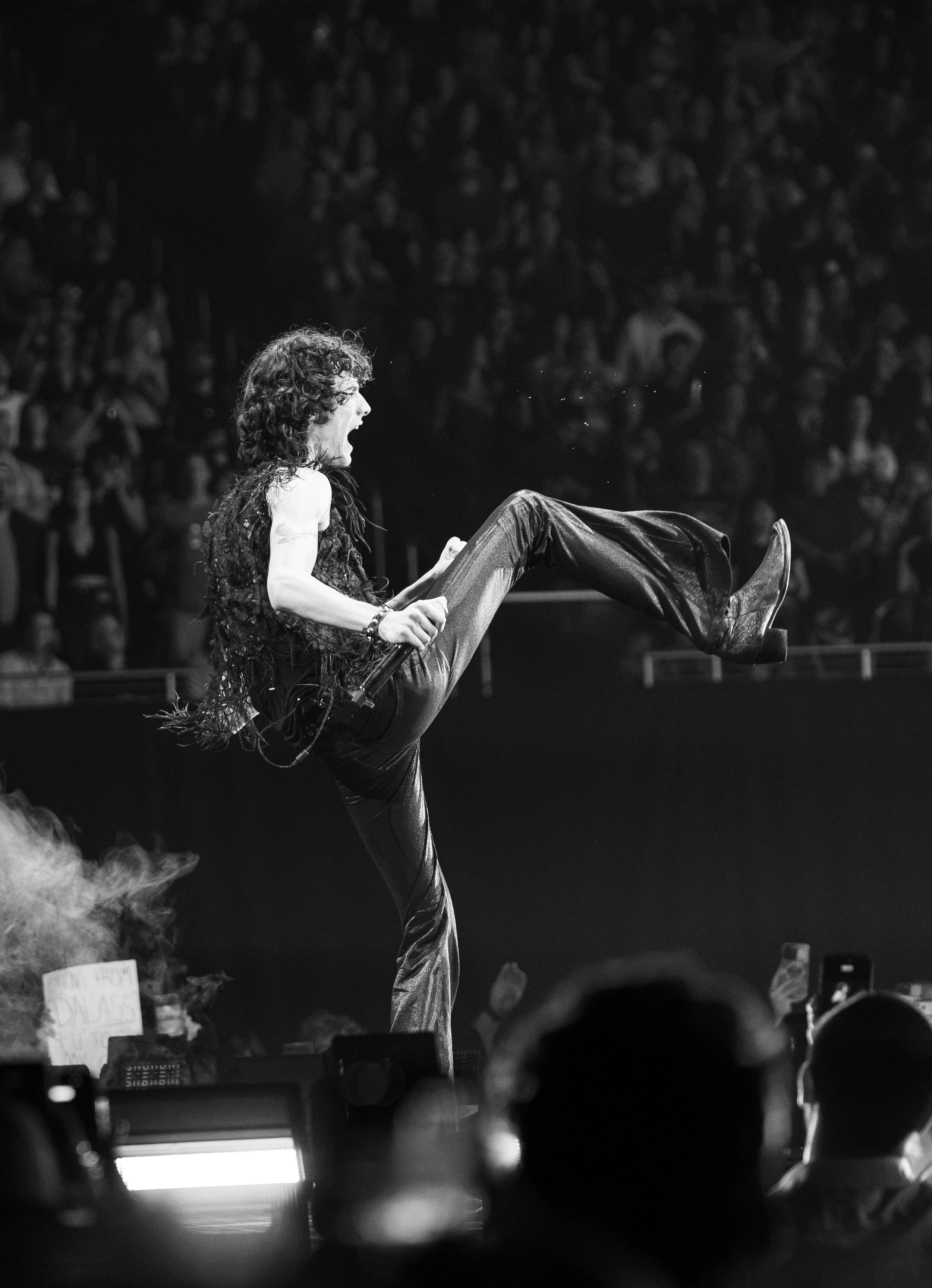  Boose kicks his leg while performing “come closer.” 